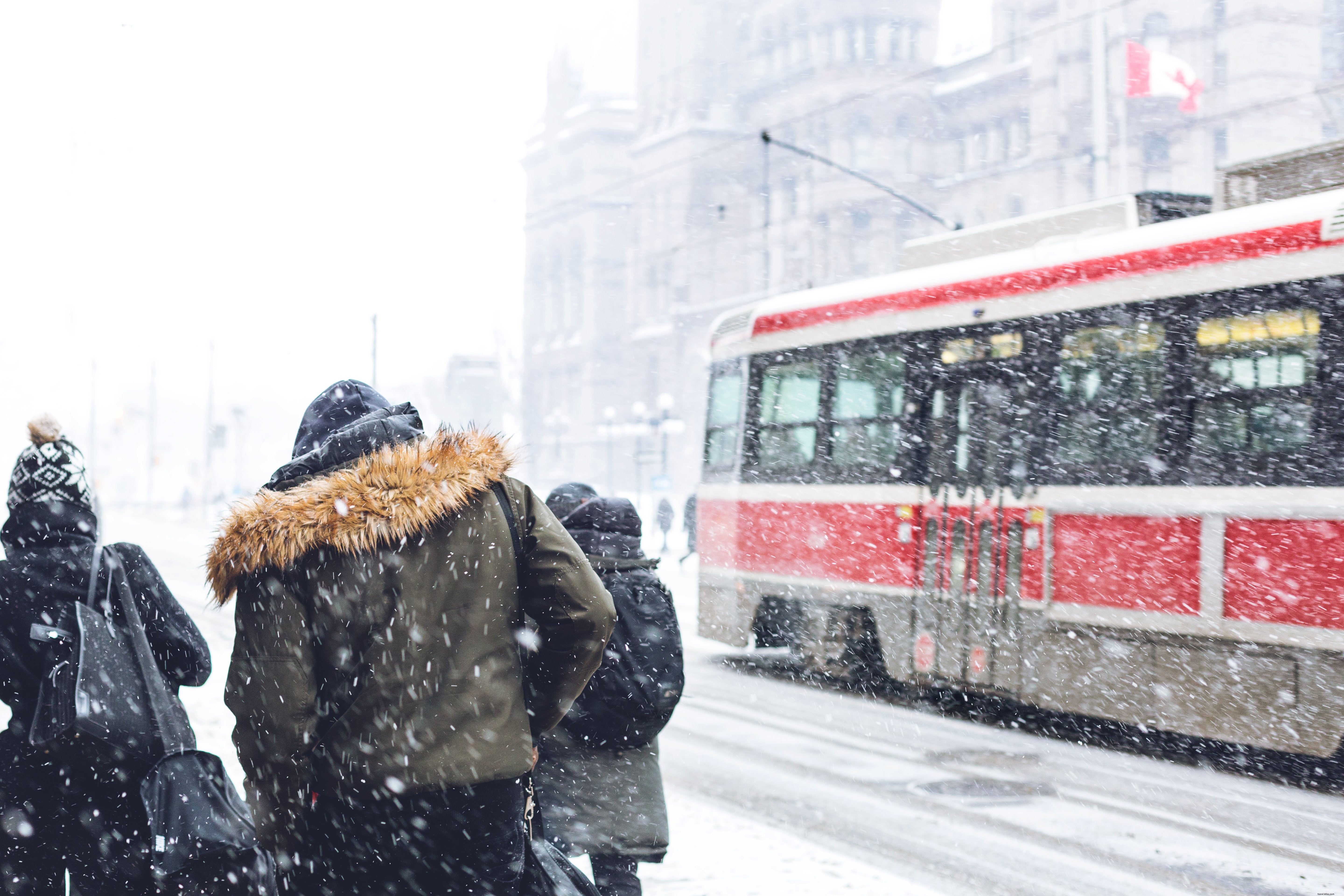 Foto de viaje diario a pie por la ciudad nevada