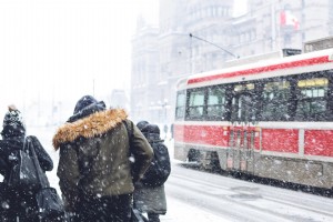 Foto de viaje diario a pie por la ciudad nevada