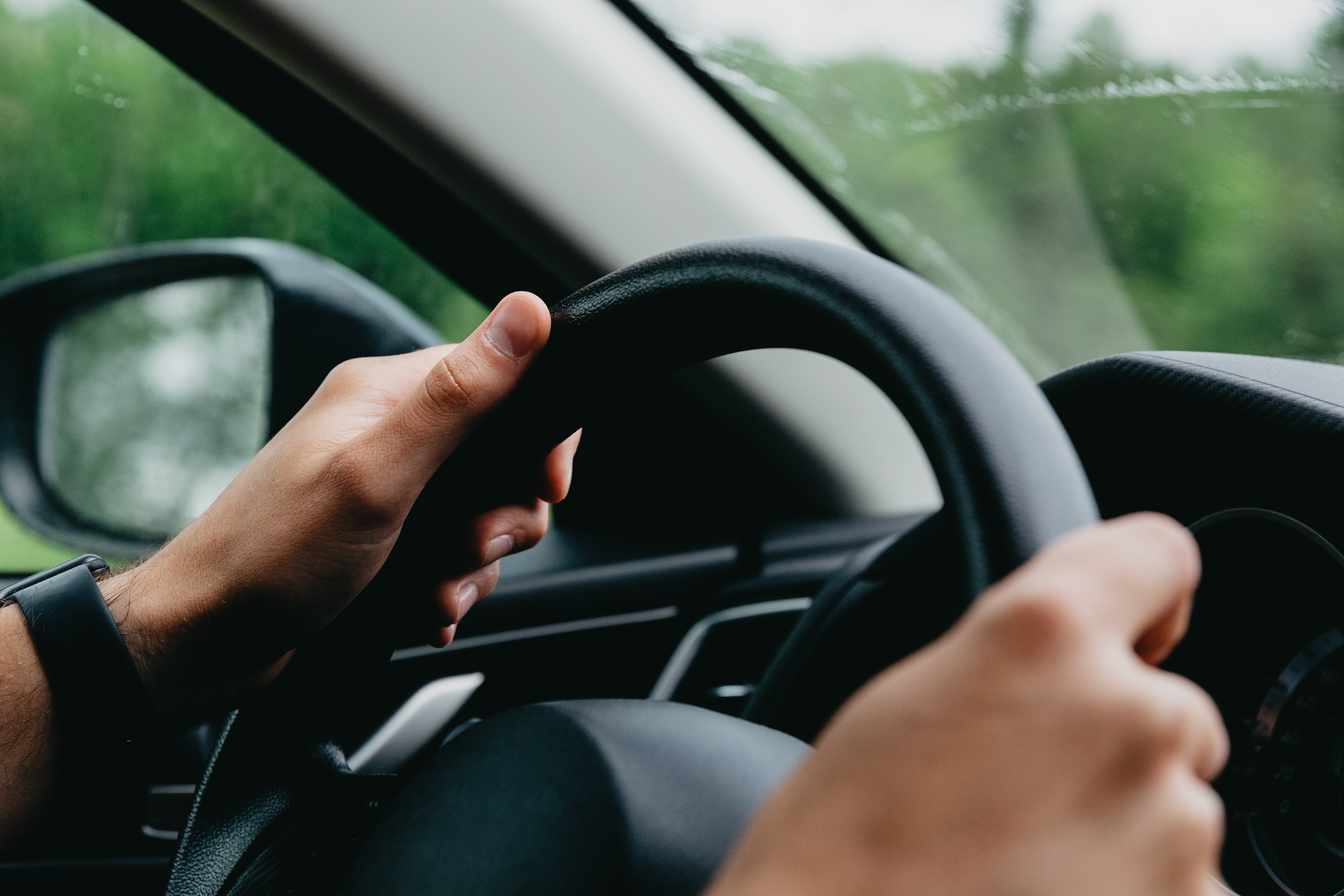 Mãos segurando uma foto do volante