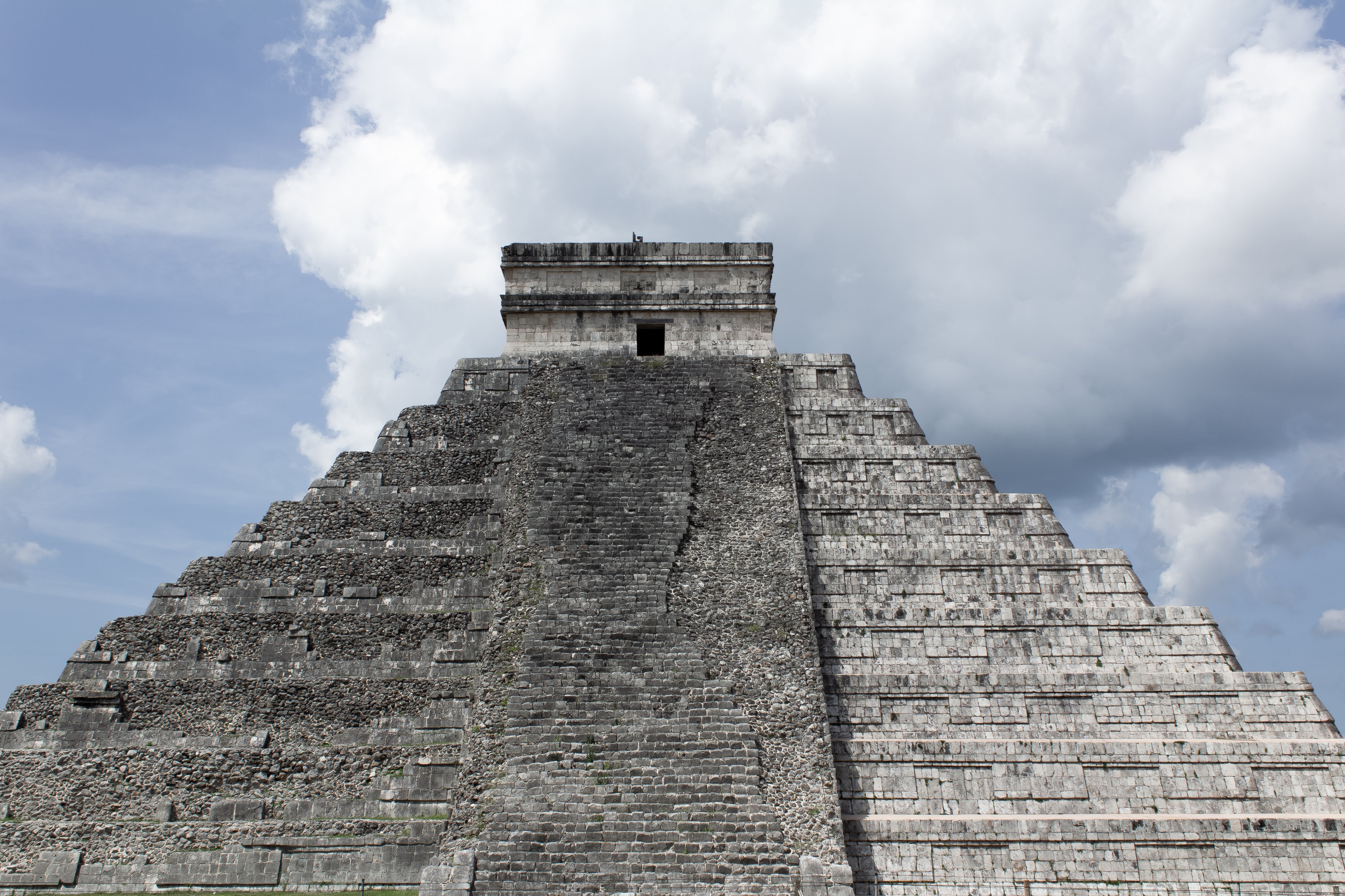 Pasos en ruinas de la foto de la pirámide antigua