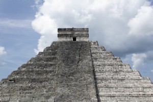 Foto de degraus em ruínas da pirâmide antiga