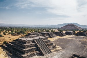 Vue de la pyramide du soleil sur les ruines Photo
