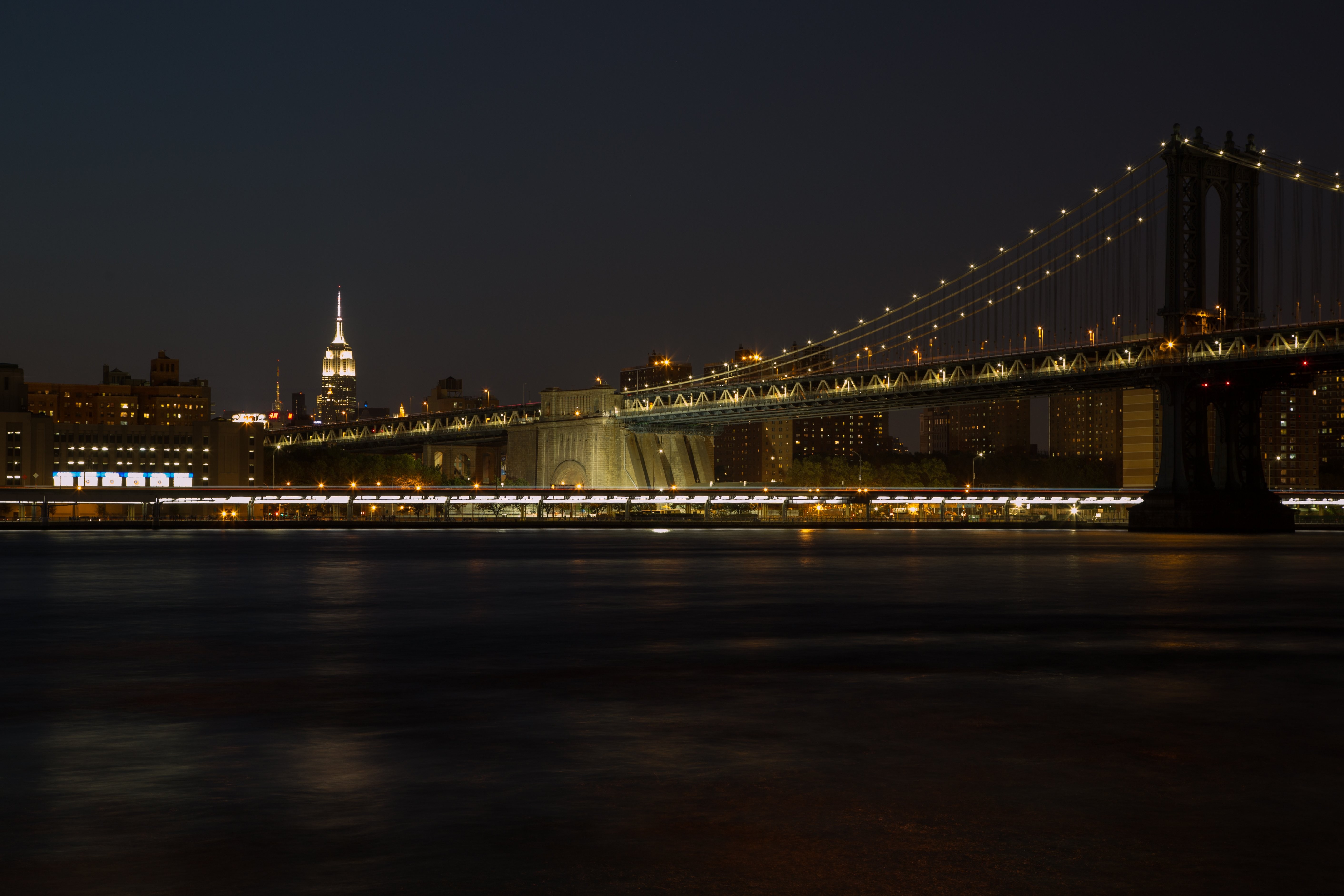 Foto del horizonte nocturno de la ciudad de Nueva York