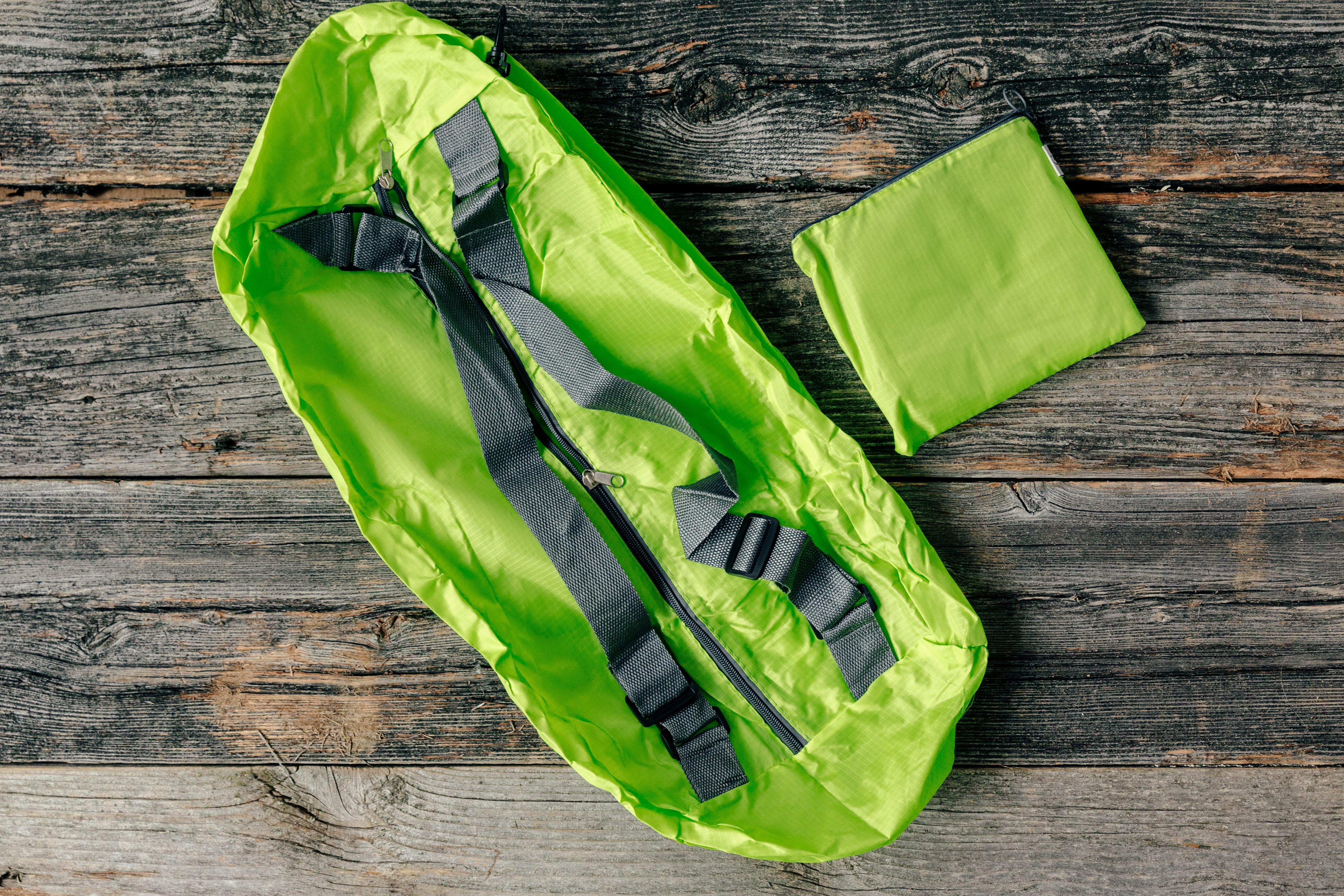 Foto de exhibición de la mochila verde impermeable del producto que acampa