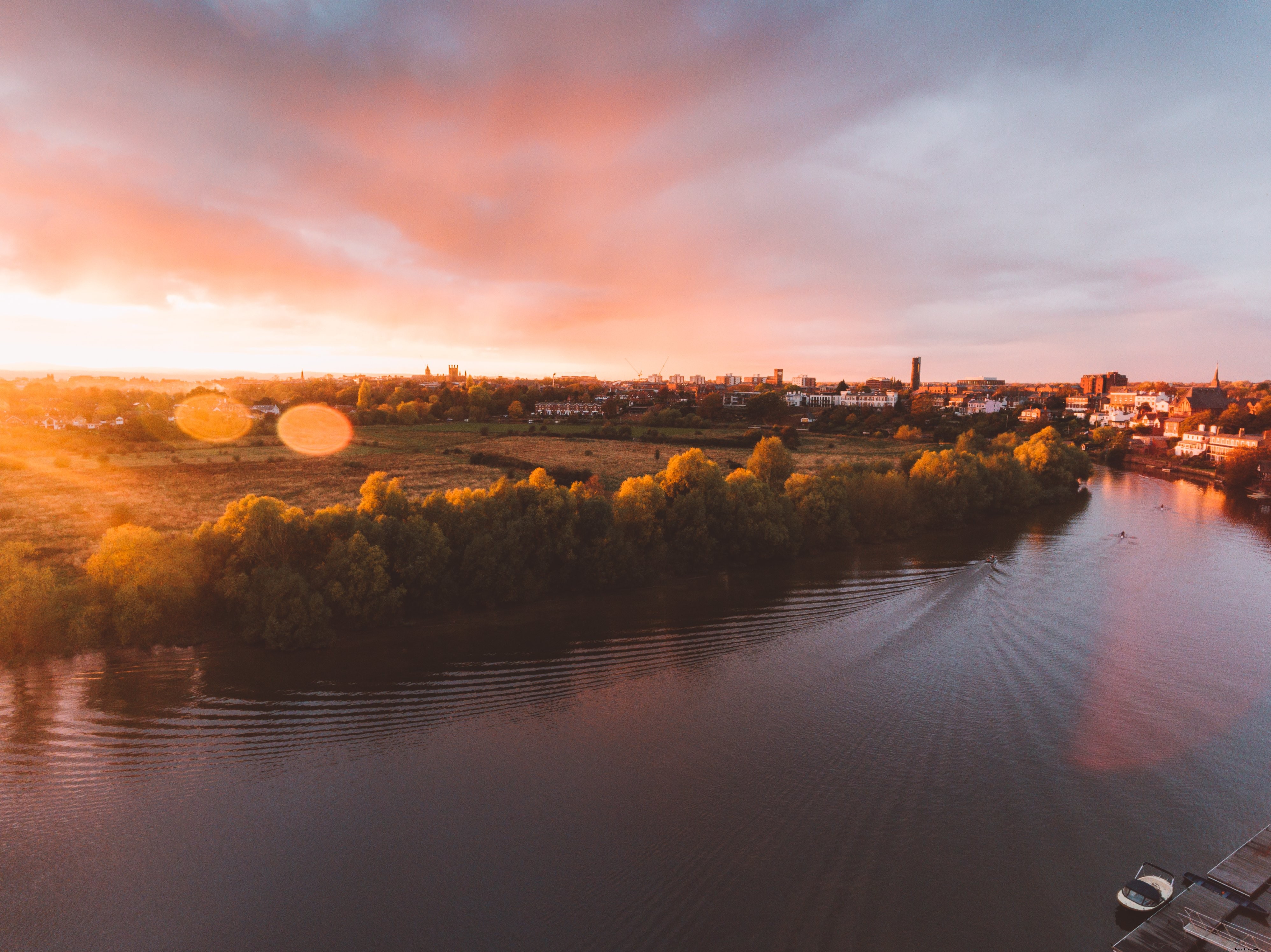 Foto do pôr do sol sobre um rio tranquilo
