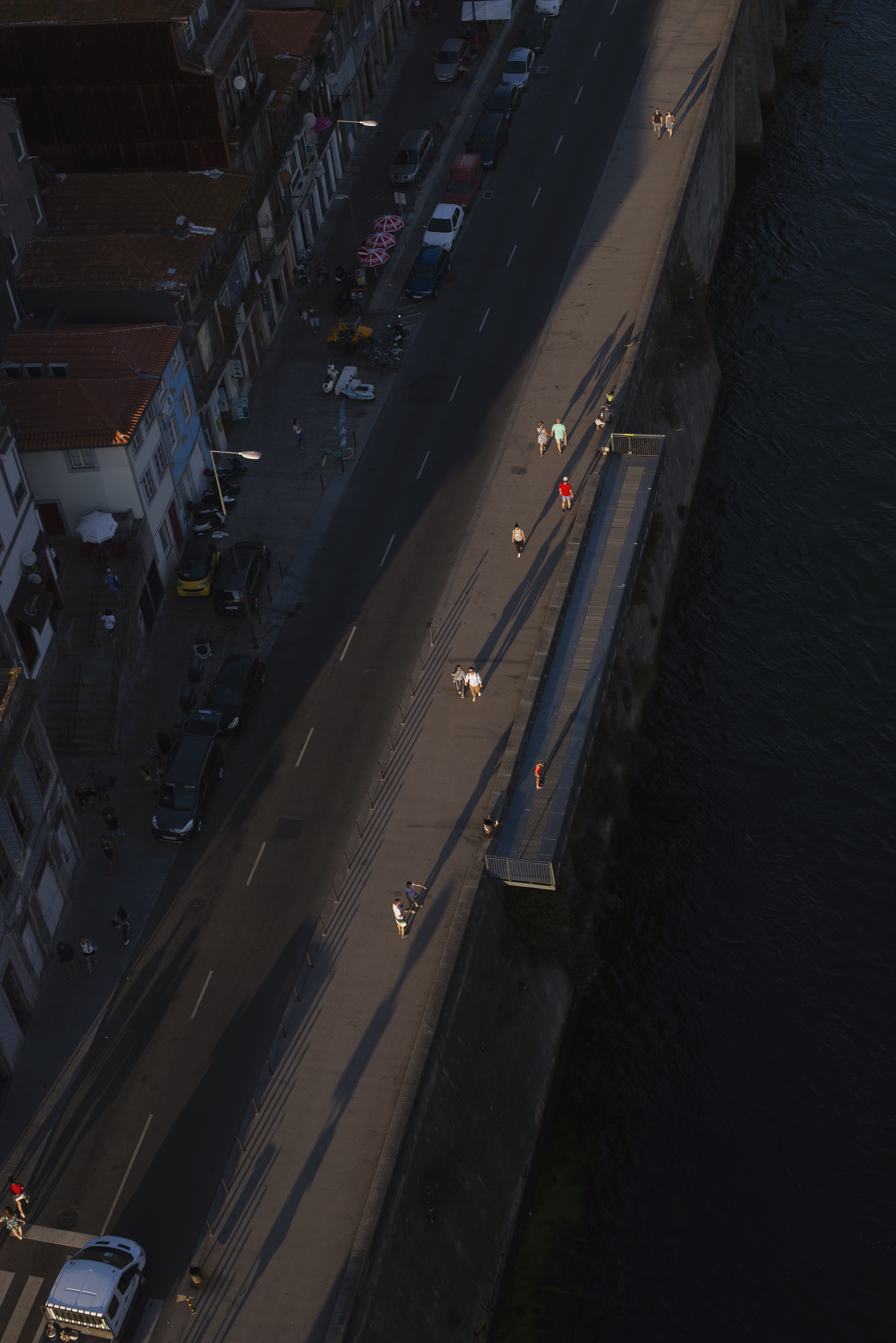 Vista aérea de personas que se desplazan a través de una foto de paseo marítimo