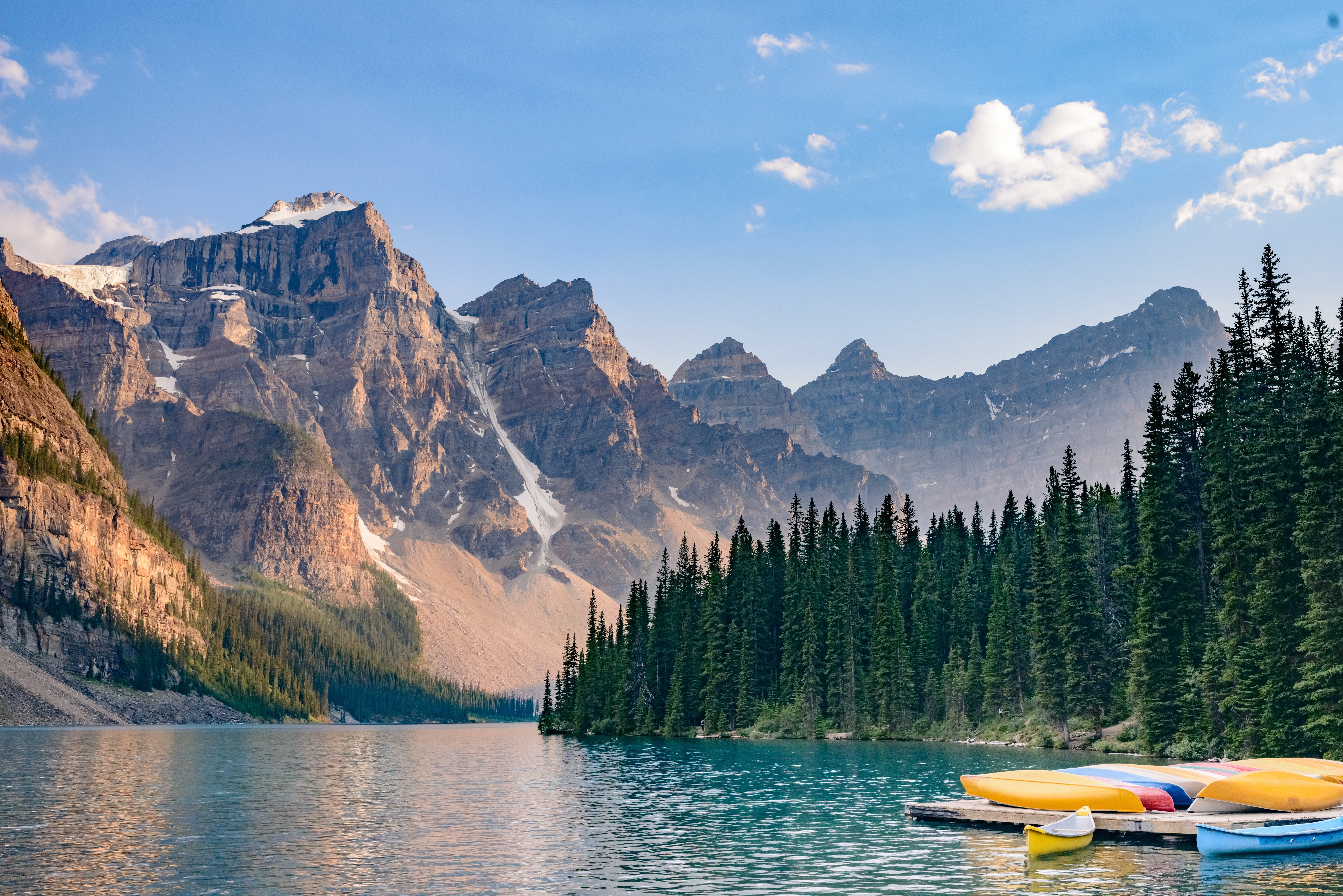 Les montagnes capturent le soleil au-dessus du lac Photo