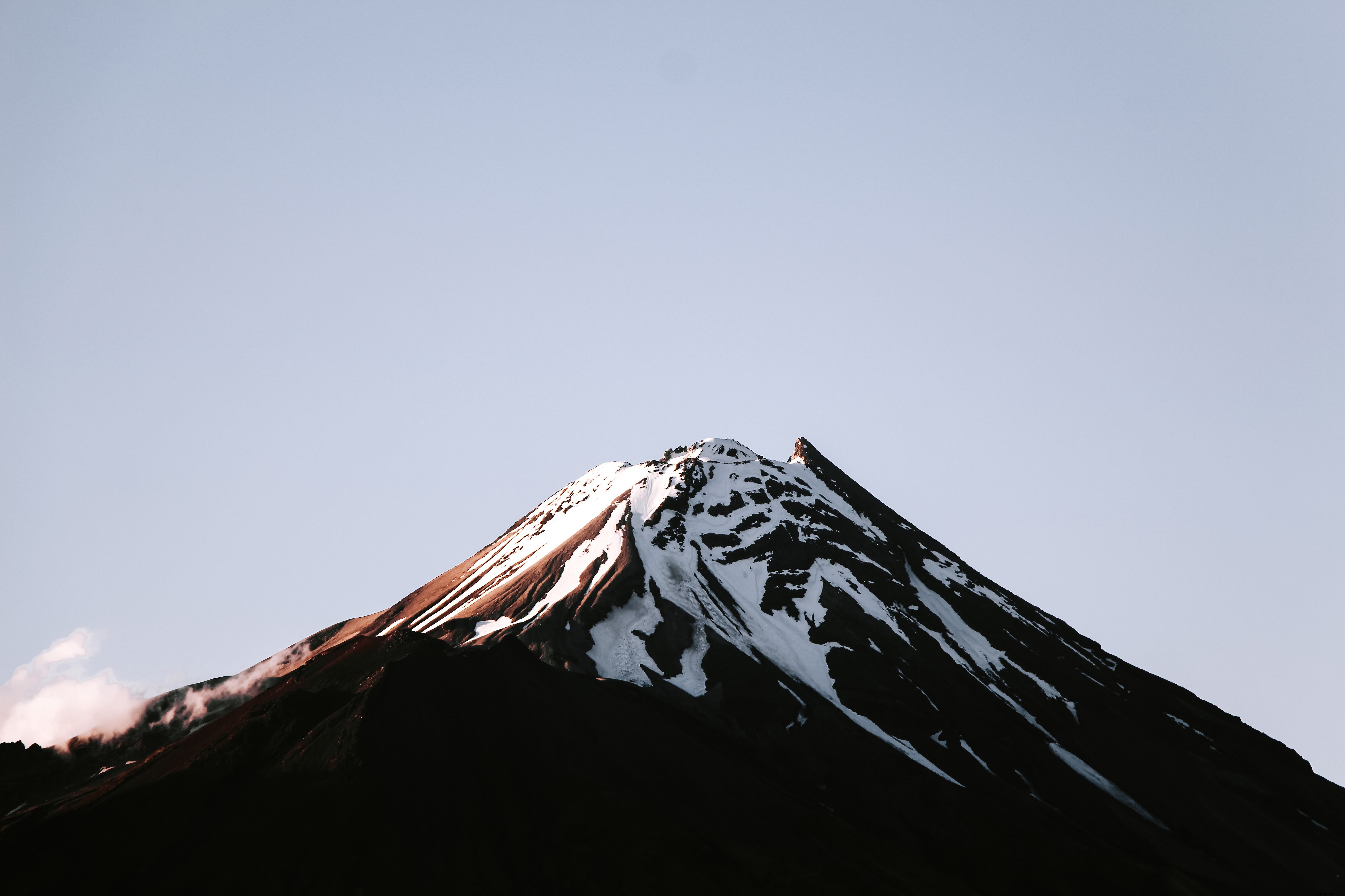 雪をかぶった山頂の写真