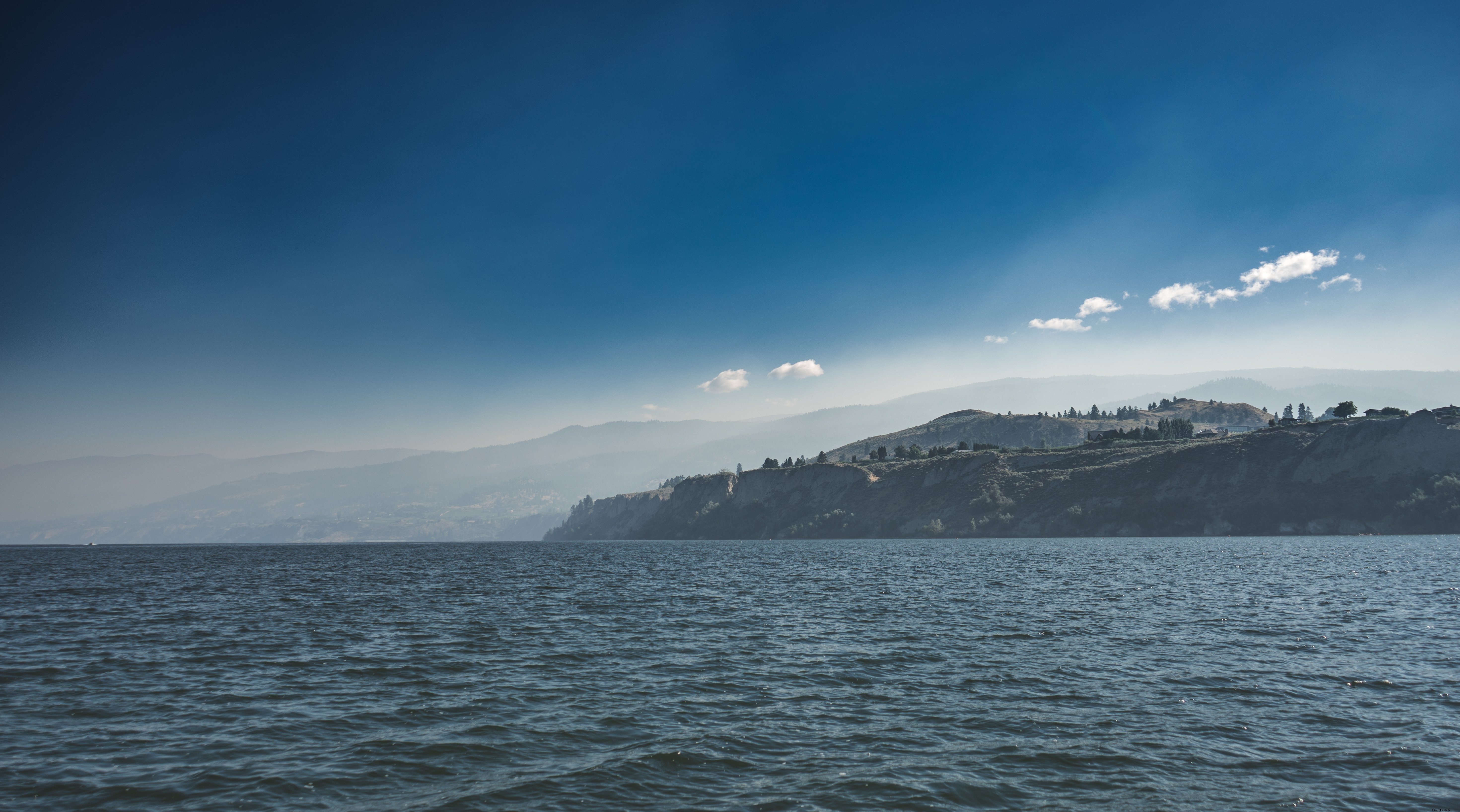 Pabrik Anggur Penticton Menghadap Danau Okanagan Dari Tebing Foto