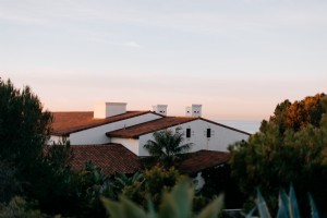 La luz del sol capta la azotea de esta foto de una casa en California