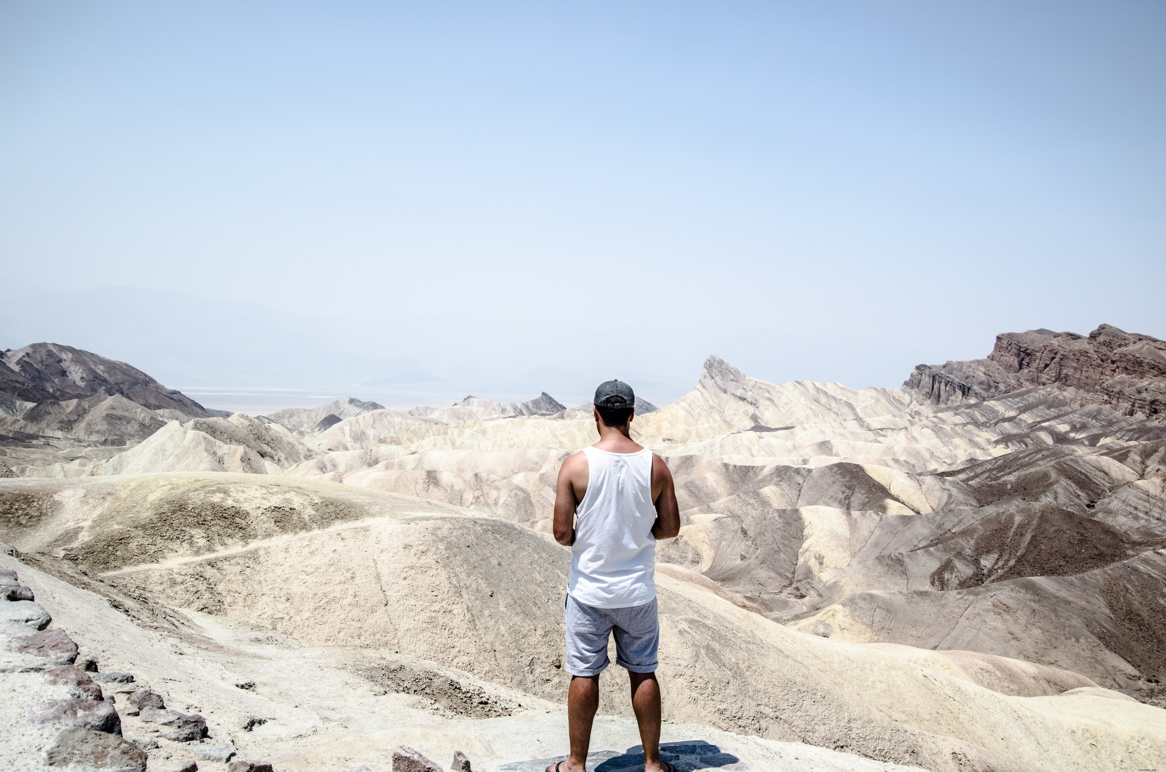 In piedi sopra ampie dune di sabbia foto