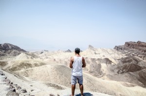 広大な砂丘の上に立つ写真
