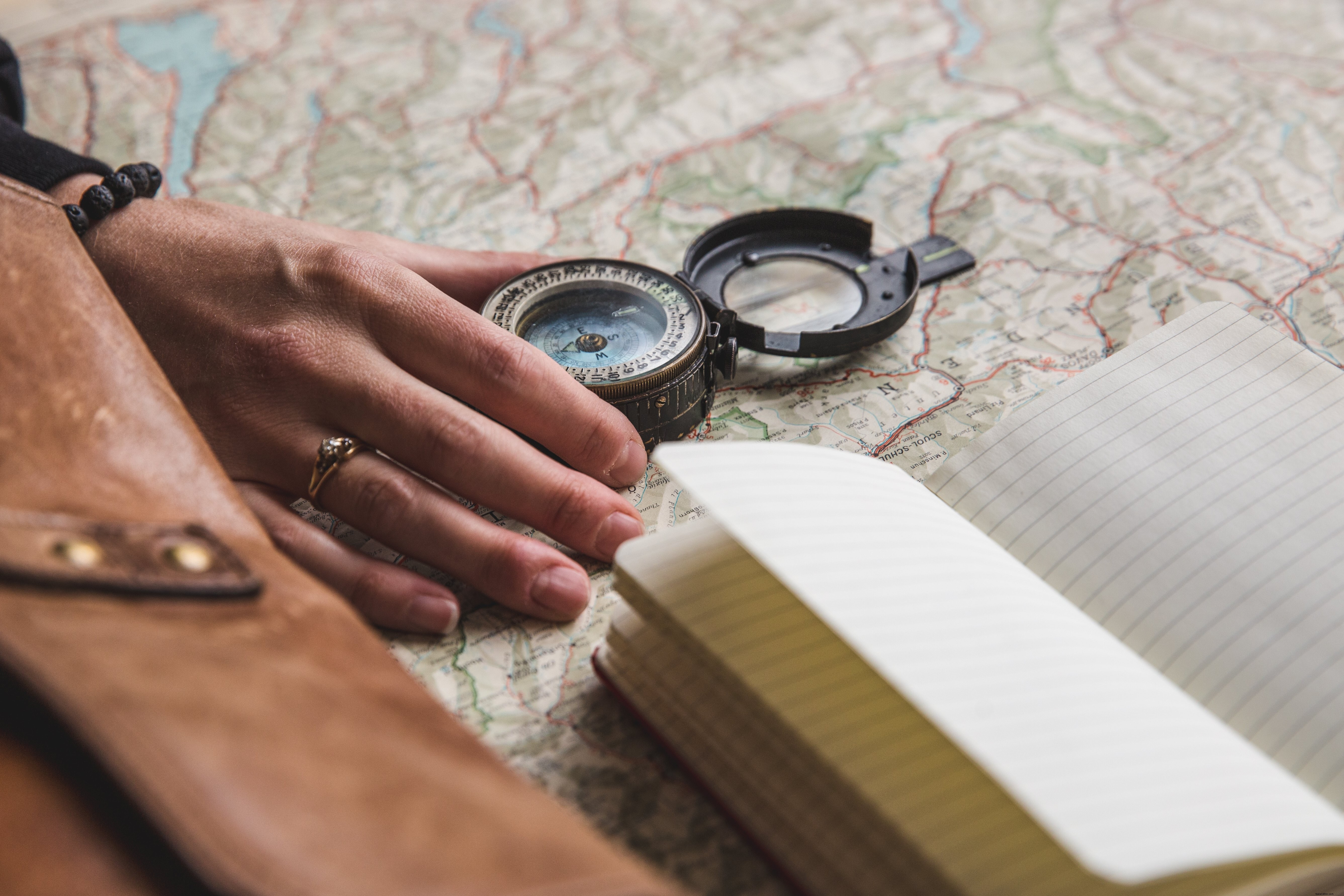 jeune femme, à, boussole, et, cahier, photo