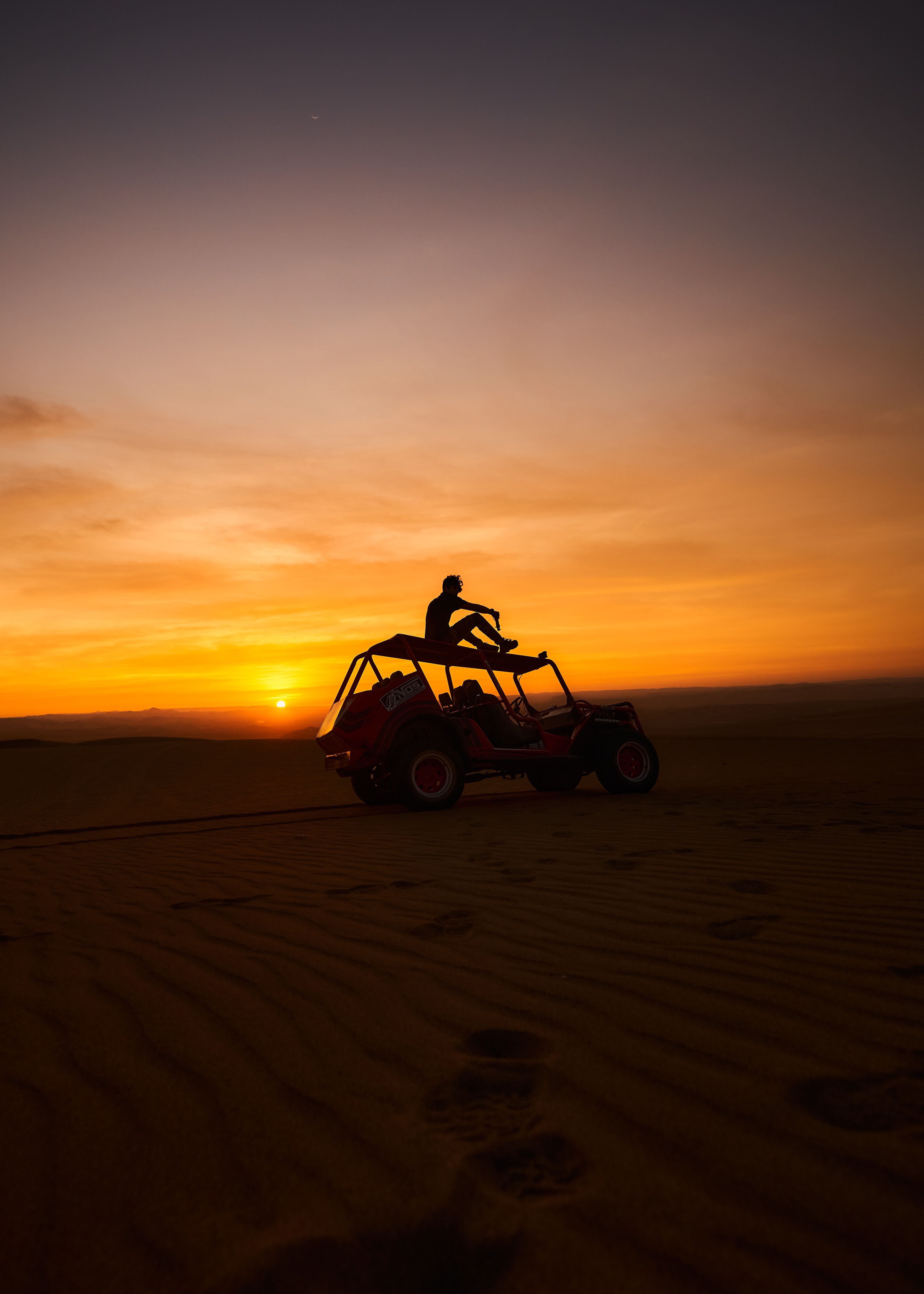 Dune Buggy frente a la puesta del sol Foto