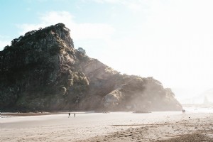 Foto das formações rochosas da praia