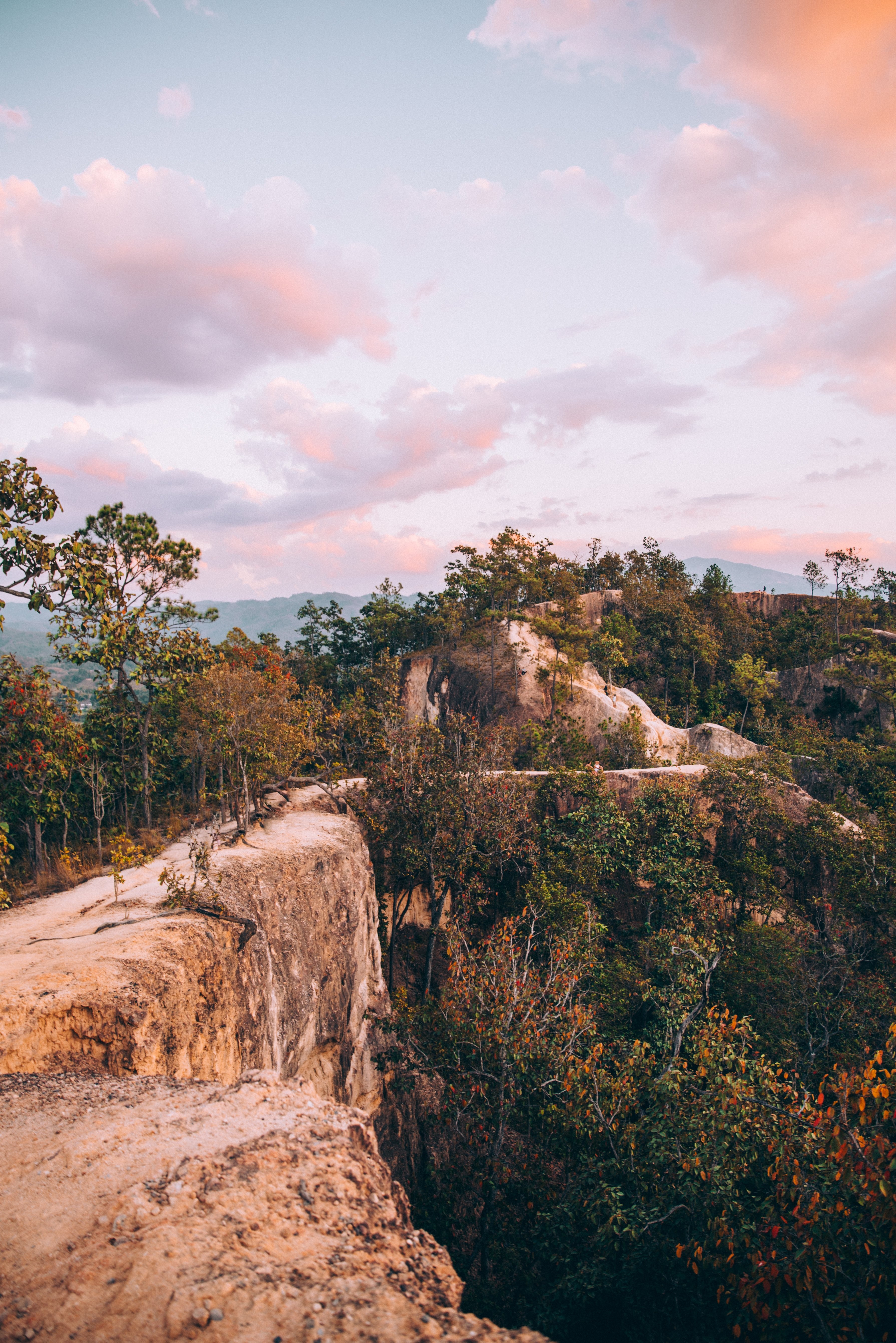 Foto del atardecer en el cañón dorado de Tailandia