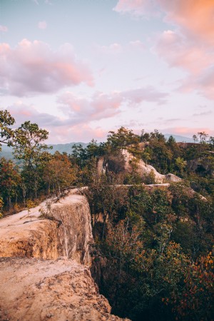 Foto del atardecer en el cañón dorado de Tailandia