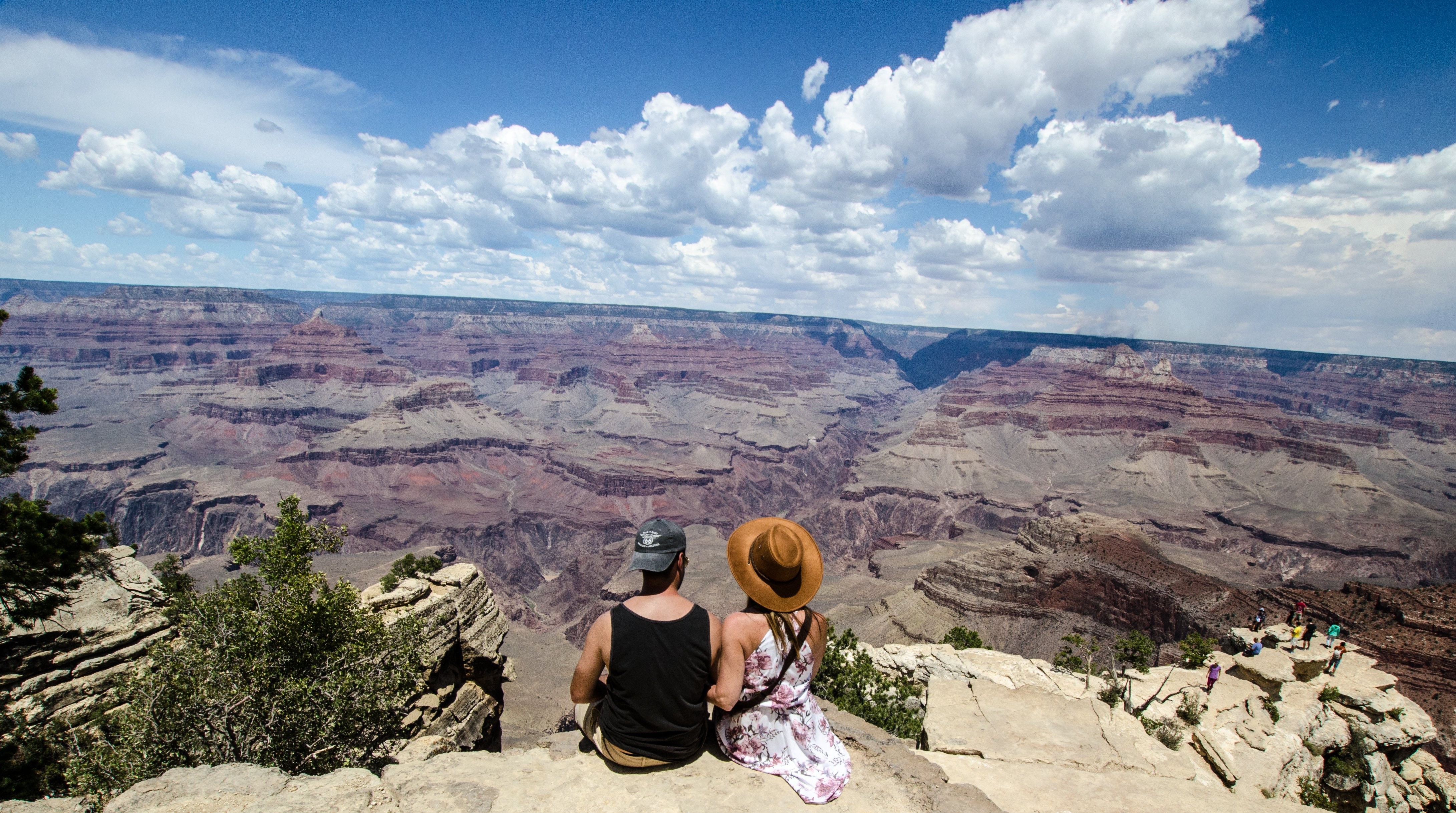 Un jeune homme et une femme discutent au-dessus d une photo de canyon