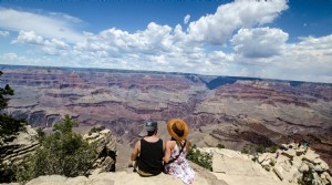 Un giovane uomo e una donna chiacchierano su una foto del canyon