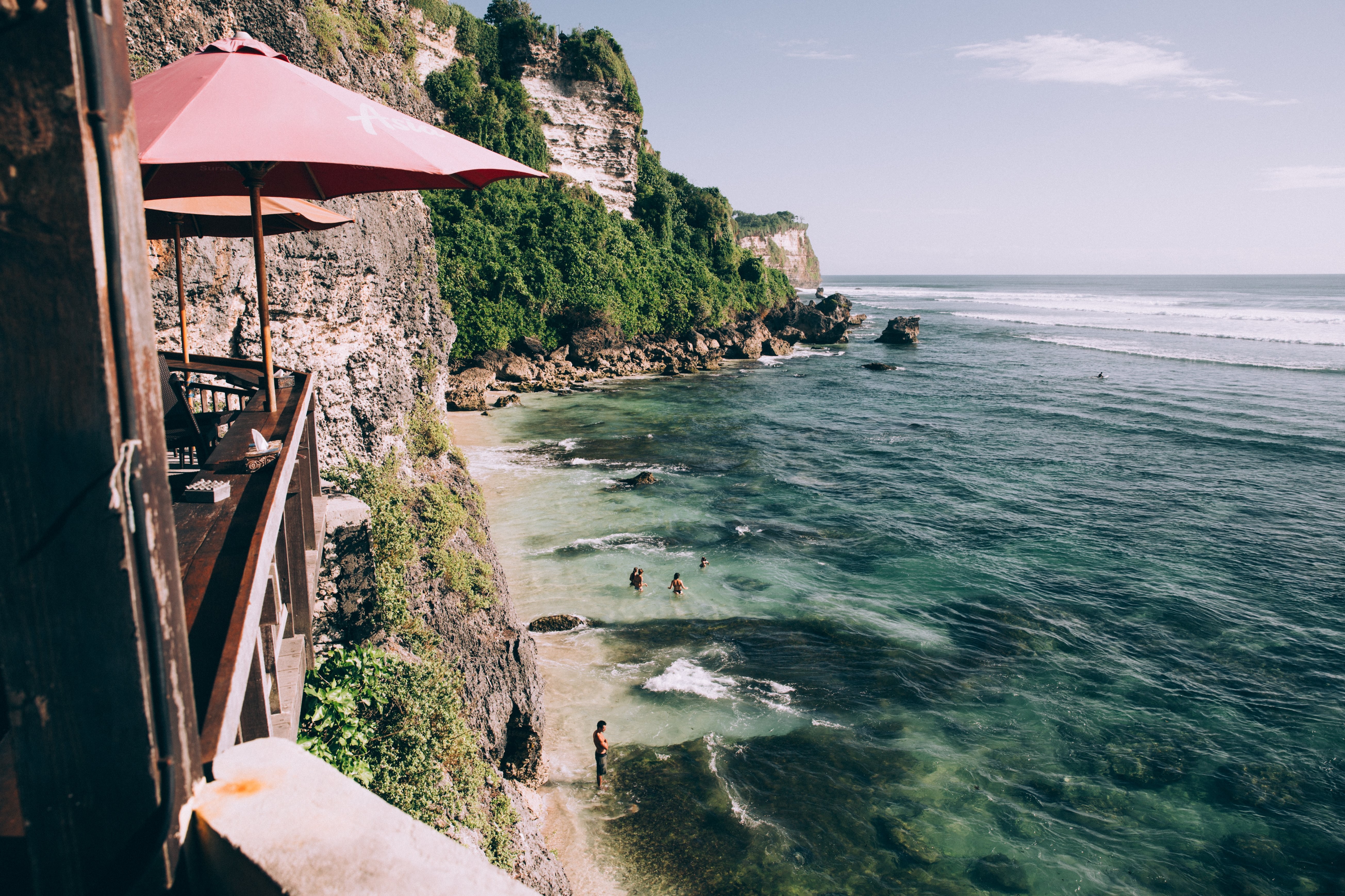 Um assento com uma foto com vista para a praia