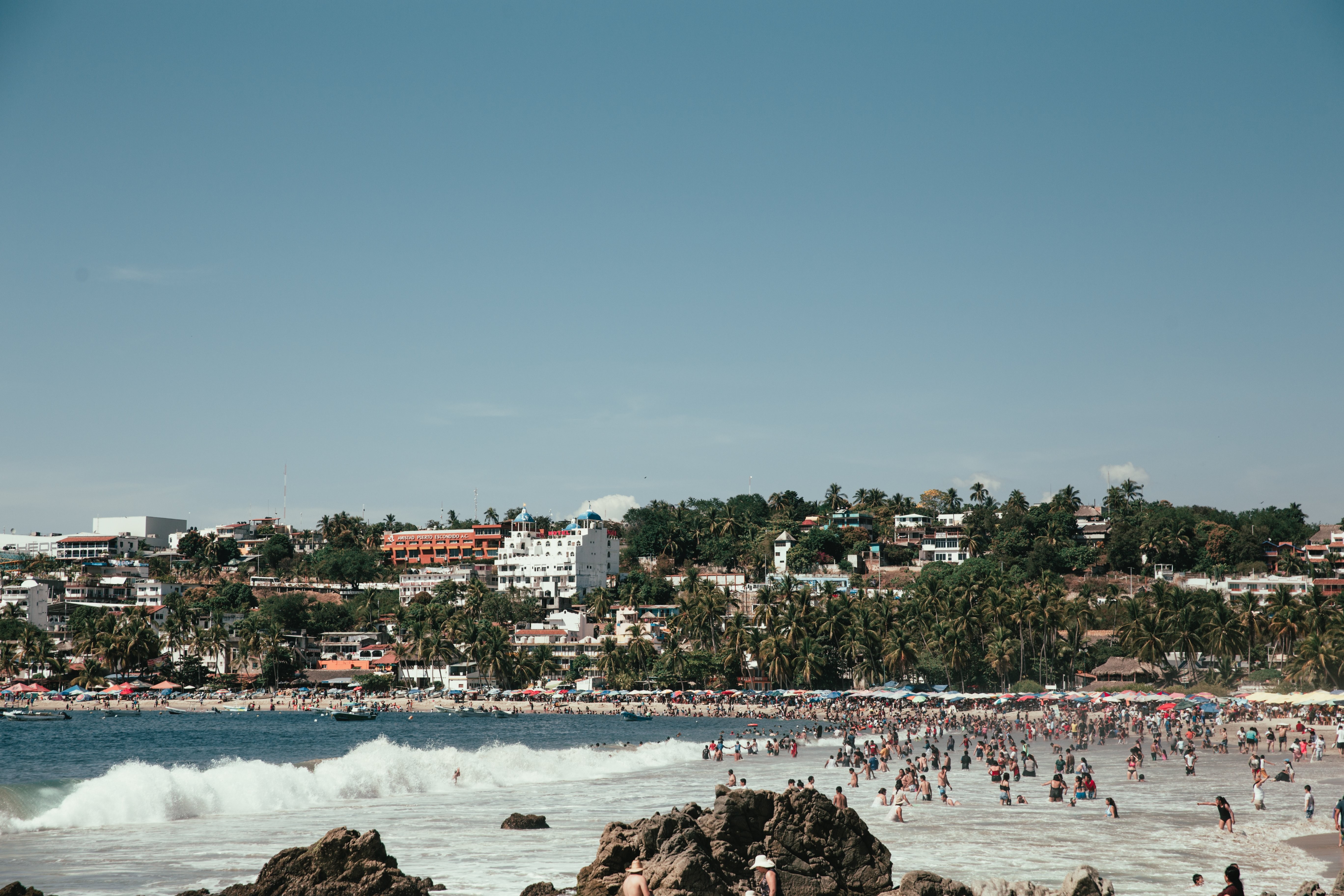 Foto de orilla de playa urbana tropical