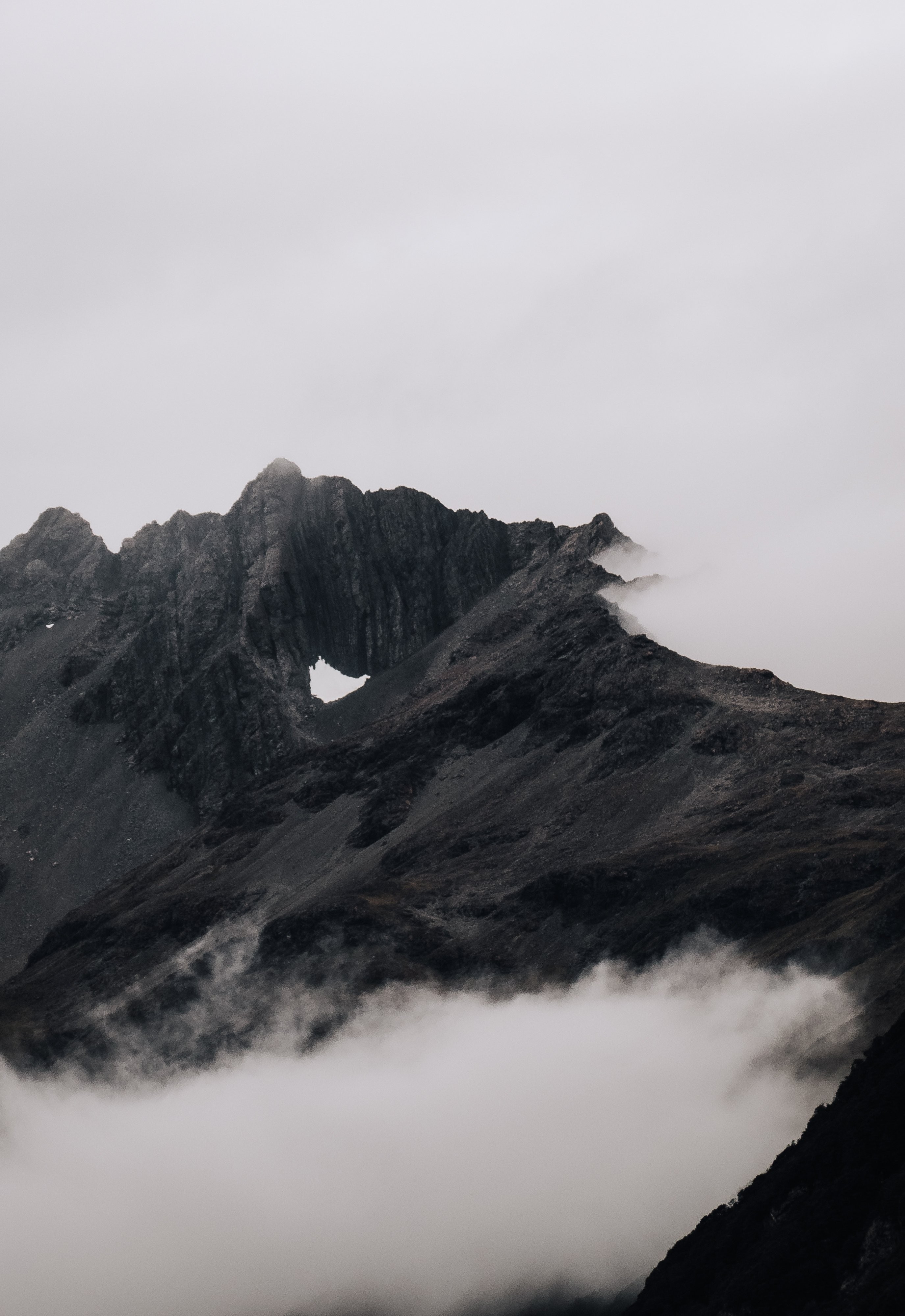 Photo du sommet de la montagne brumeuse sombre
