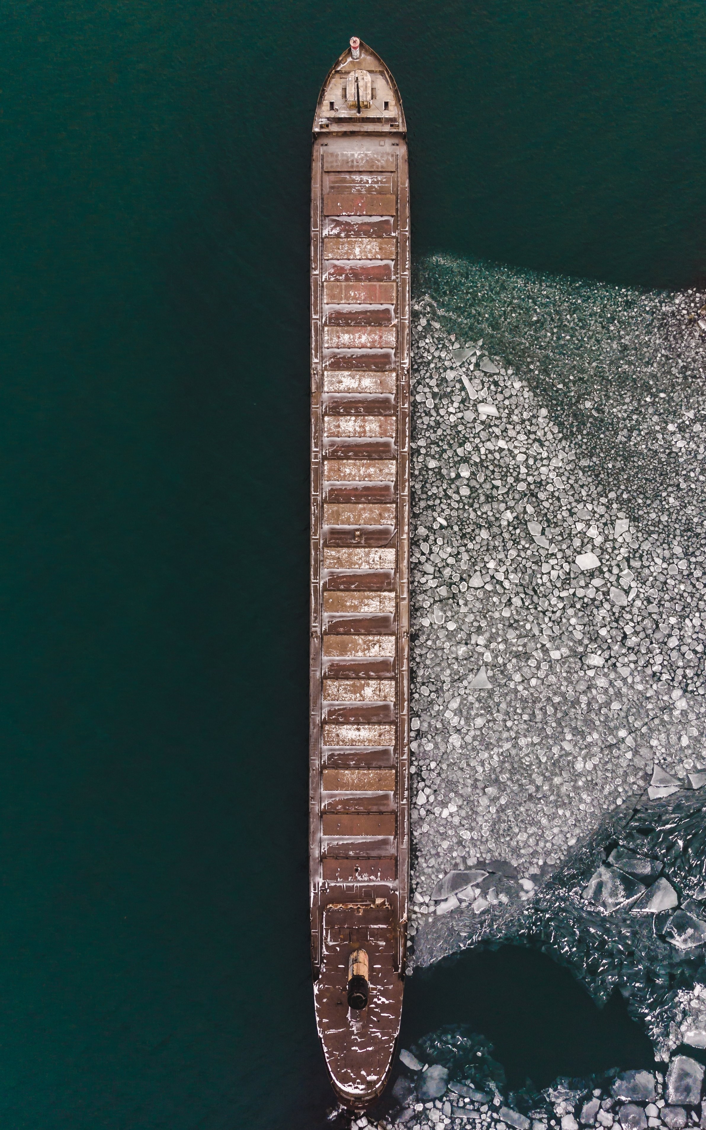 氷の写真に対する船の垂直方向のビュー