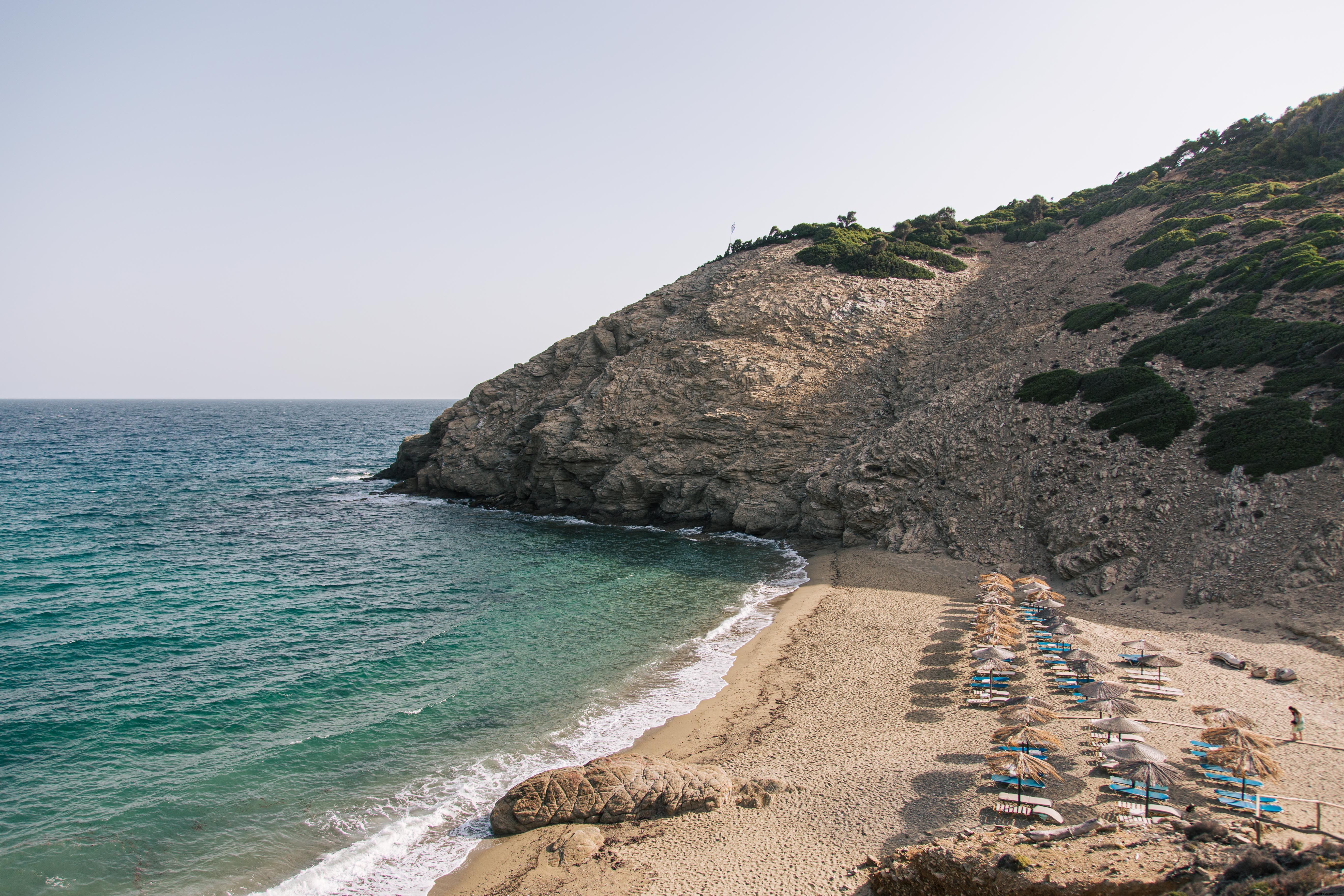 Ombrelloni di paglia su una spiaggia sabbiosa foto