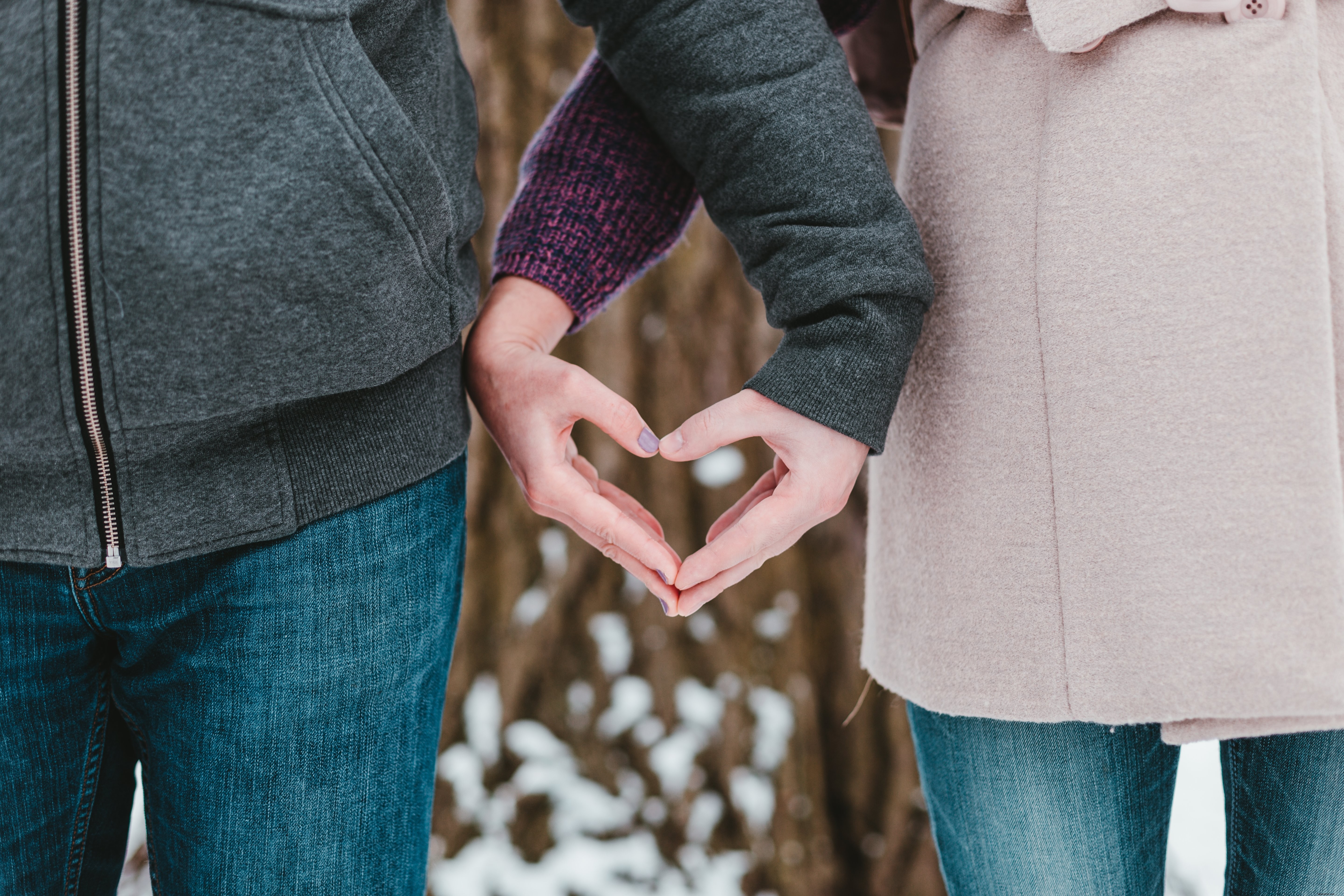 Consegna Venire Insieme Fare Il Simbolo Del Cuore Foto