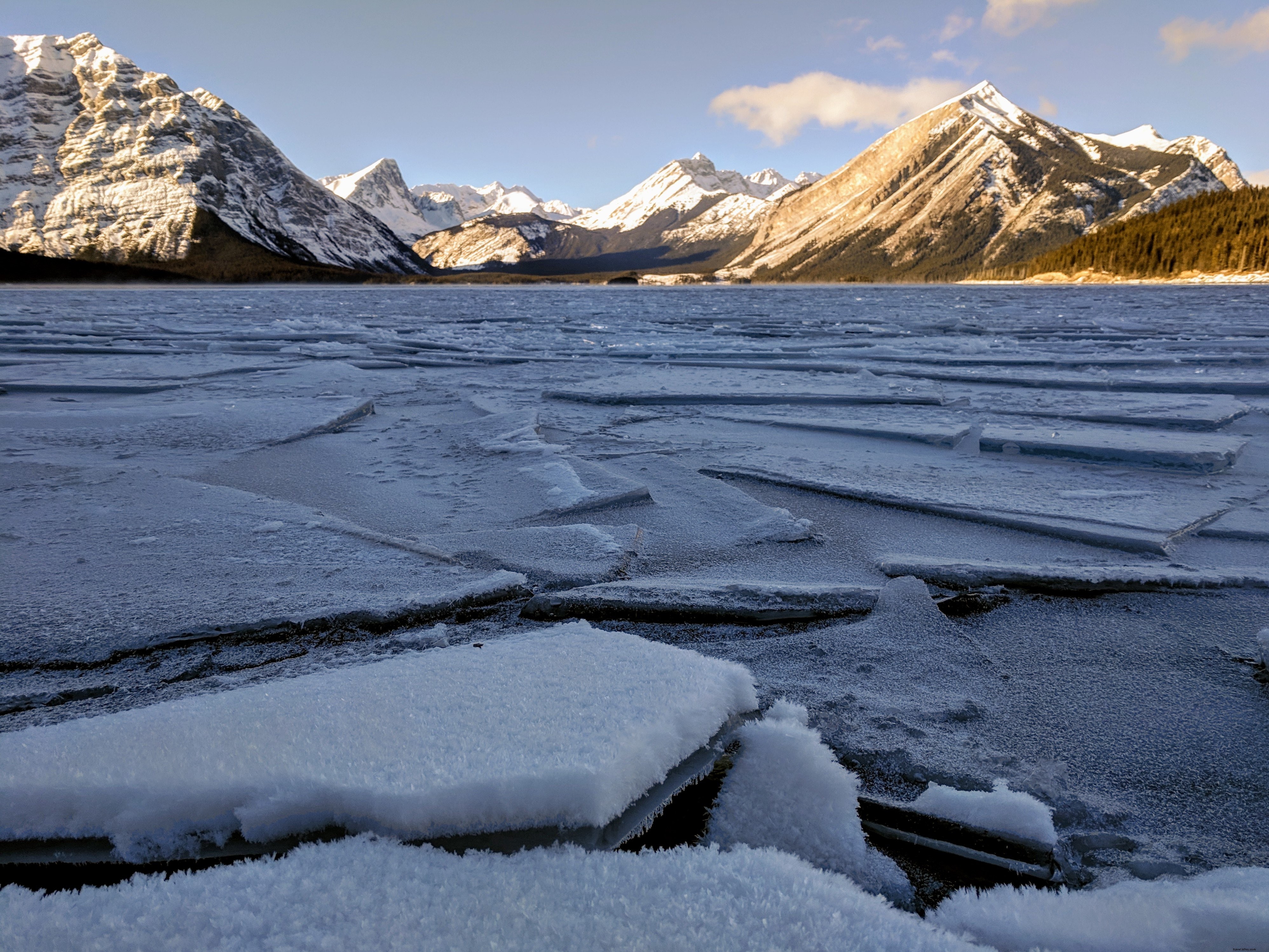 凍った湖の写真に形成された氷床