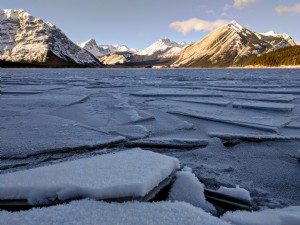Folhas de gelo formadas em uma foto de um lago congelado