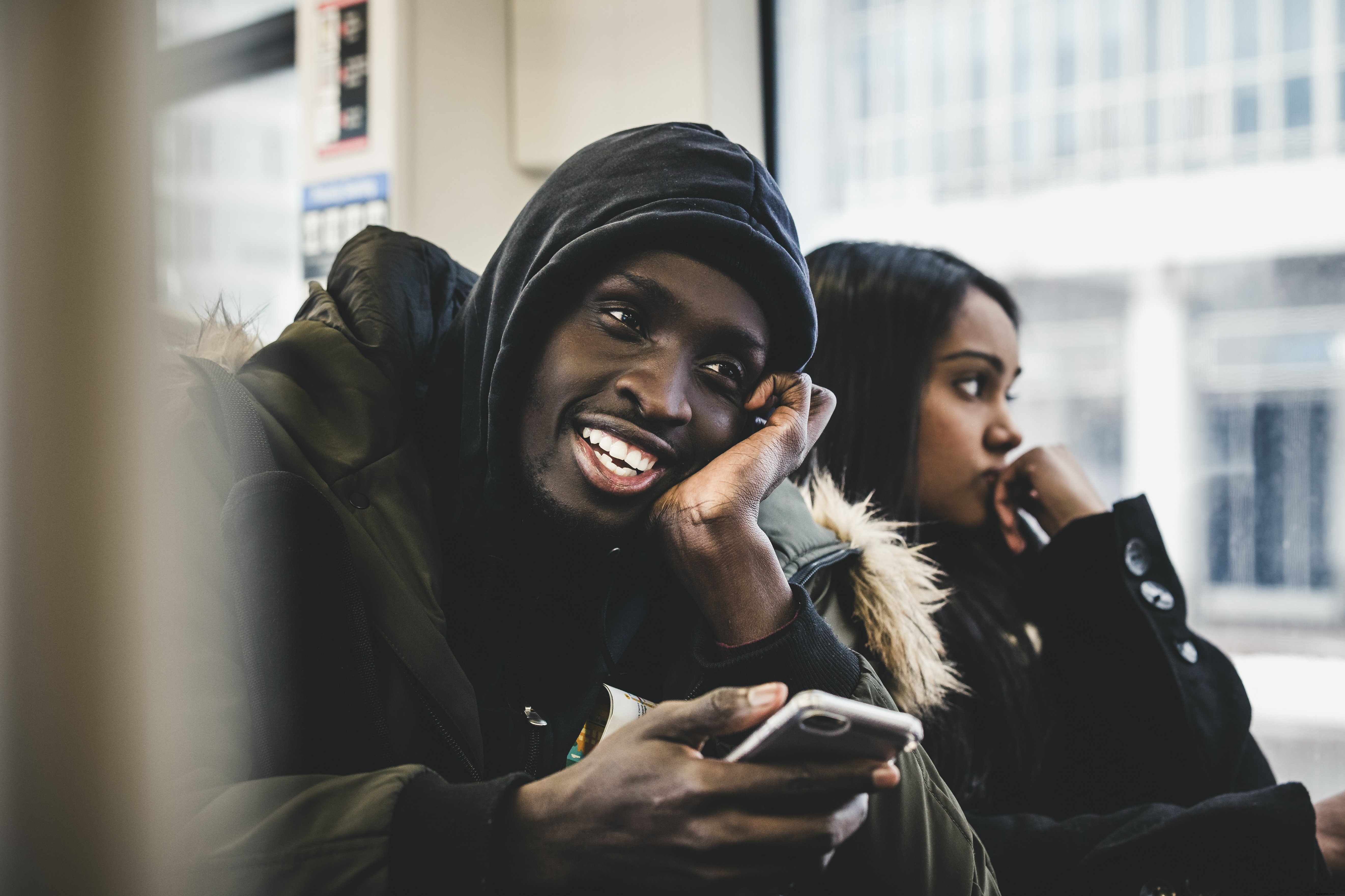 Foto de homem sorridente no ônibus