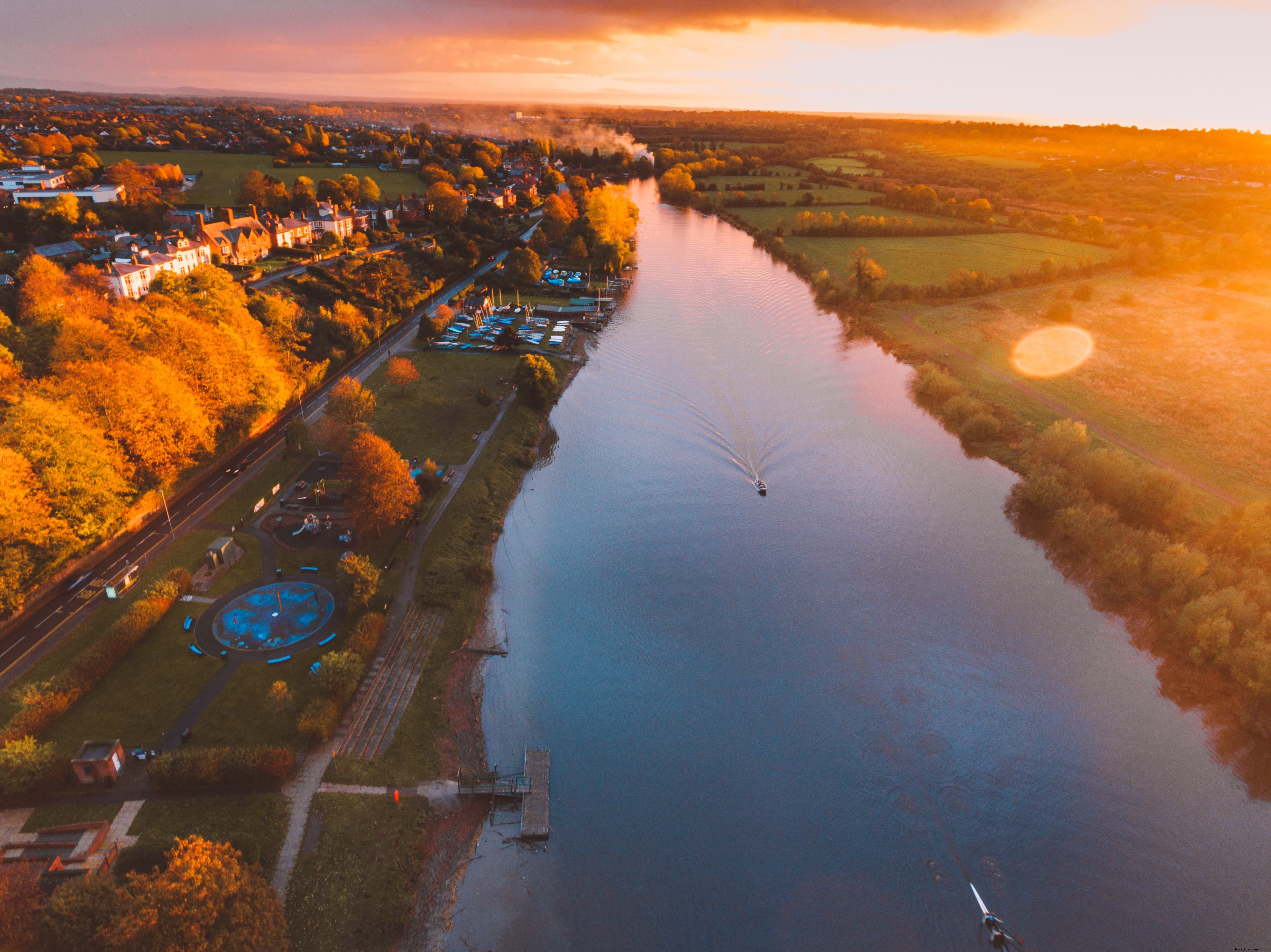 Una vista del río en la foto de otoño