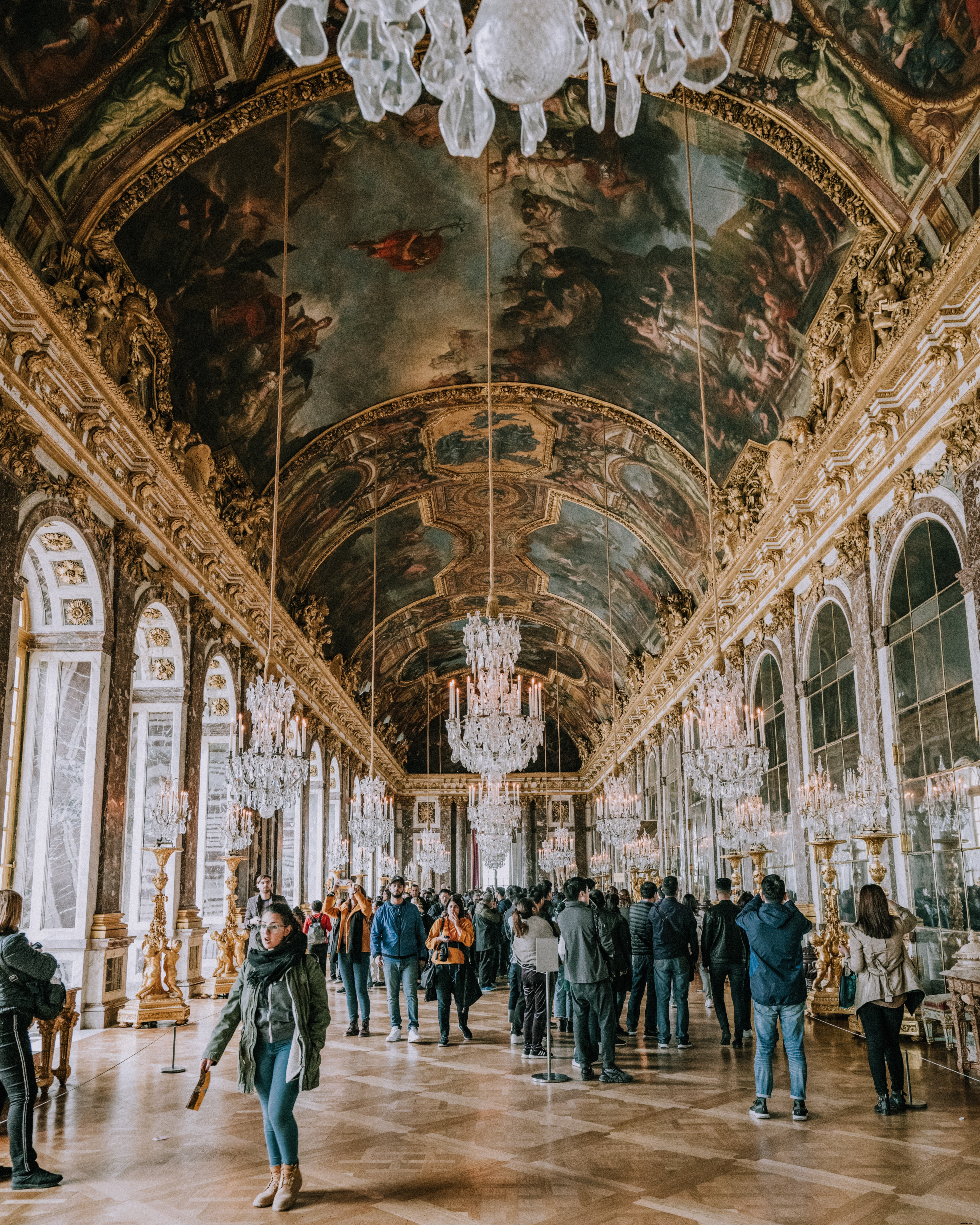 Turistas bajo frescos en Versalles Foto