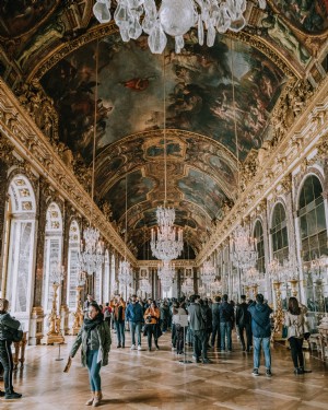 Turis Di Bawah Lukisan Dinding Di Versailles Foto