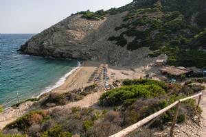 Payung Jerami Di Pantai Di Yunani Foto