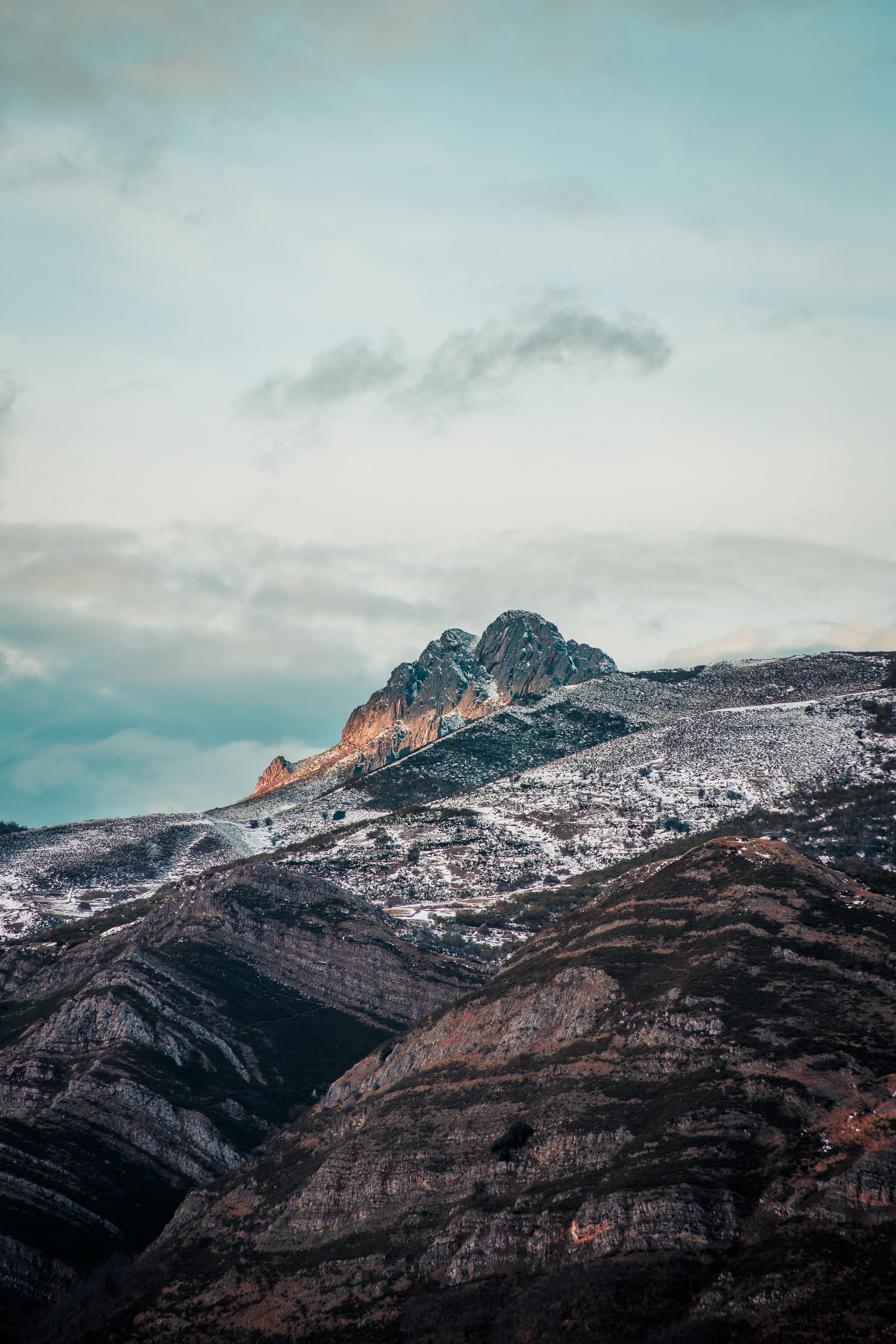 Foto de céu azul nublado sobre montanhas de neve