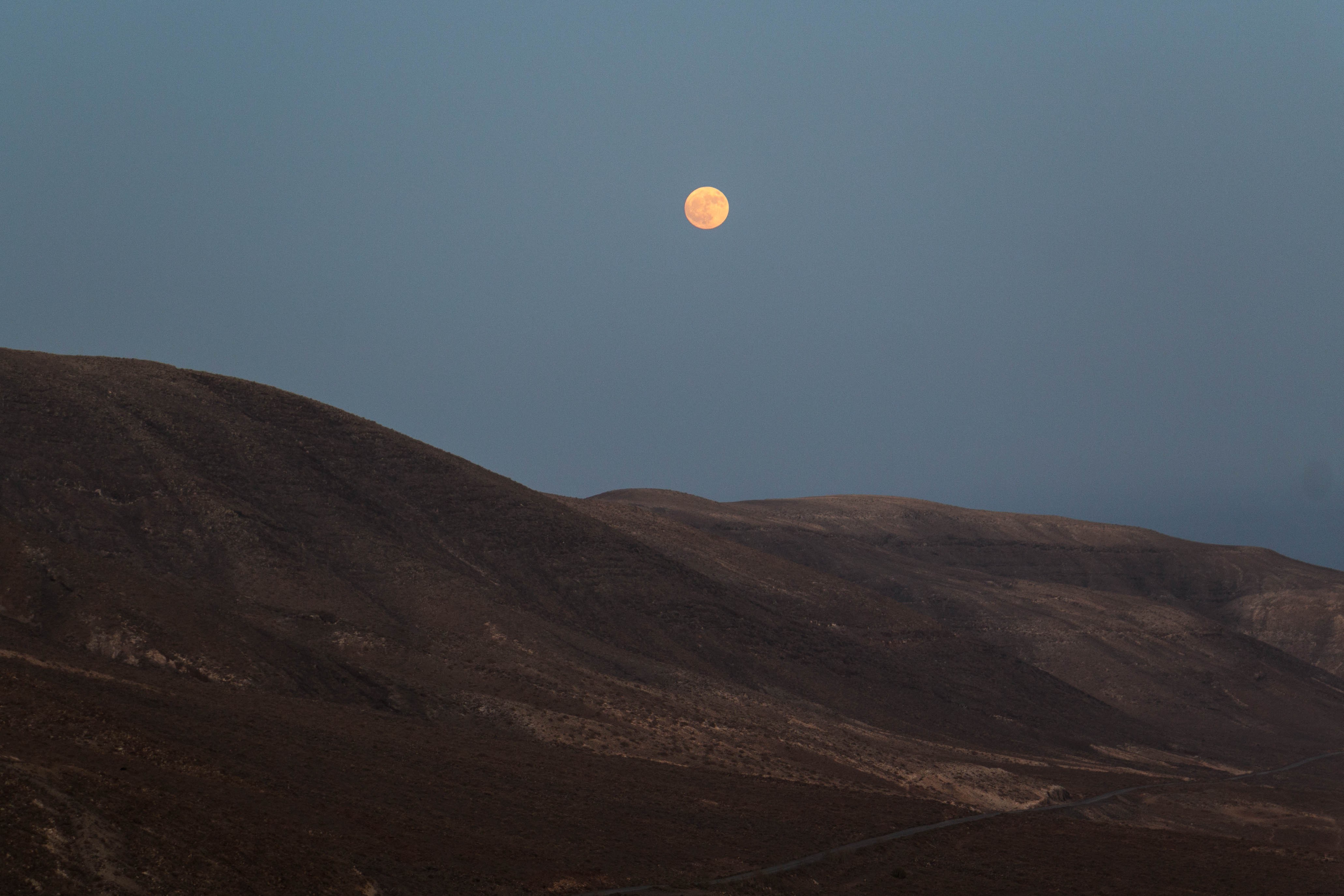 Foto de luna llena de cosecha sobre la ladera española