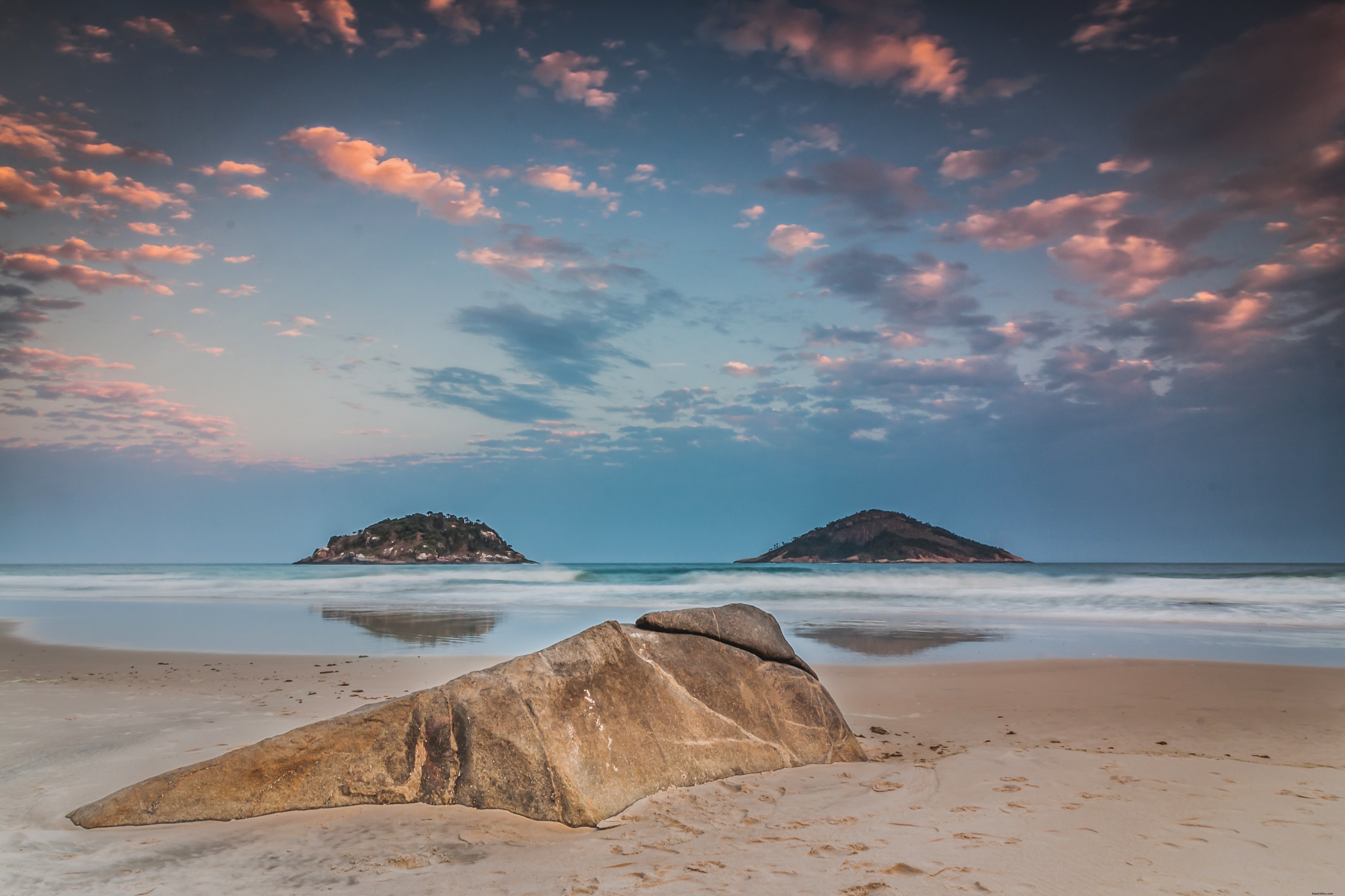 Foto de um monte de pedras na praia