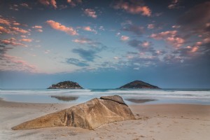 Foto de un montículo pedregoso en la playa
