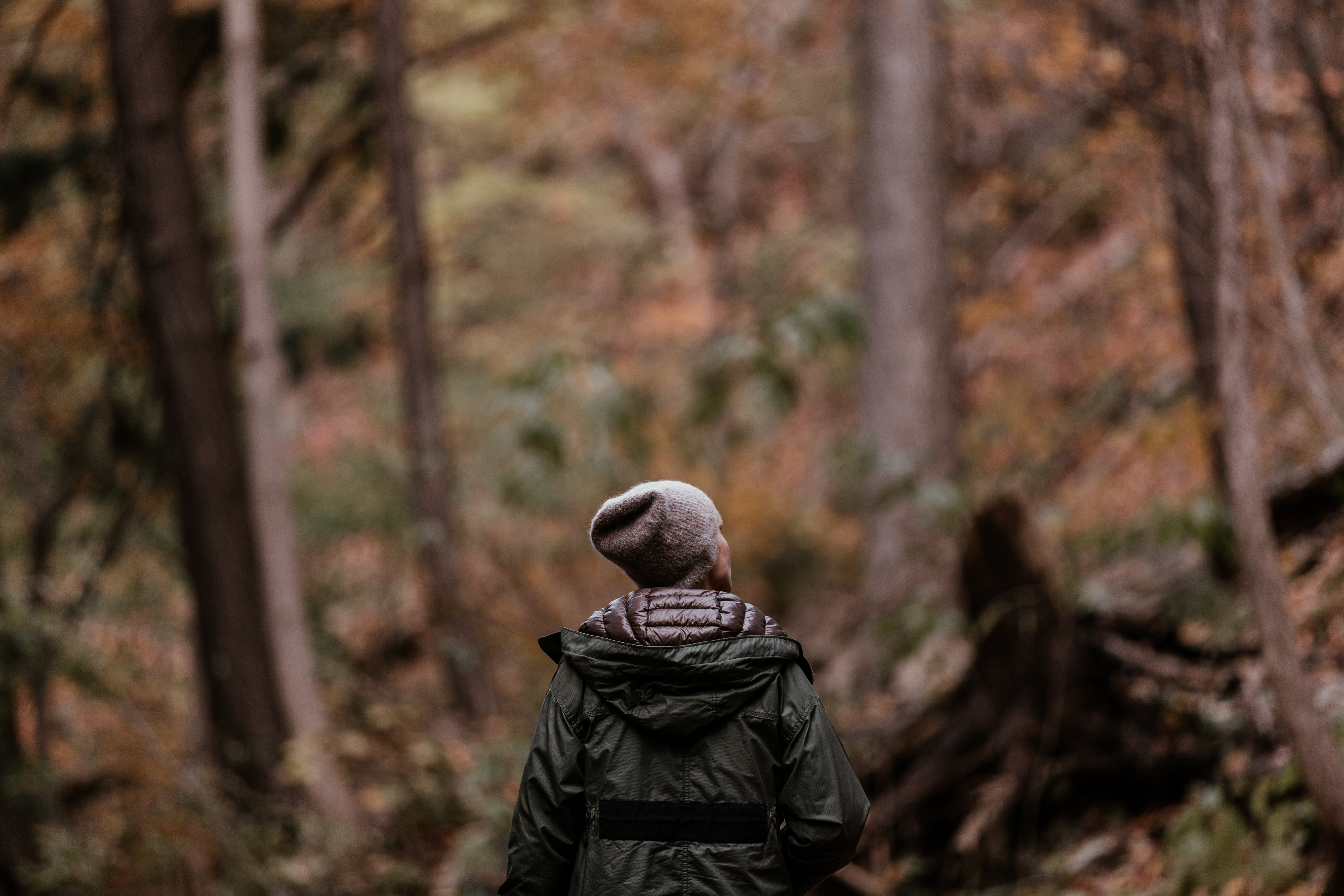 Moda de otoño tomando una foto de caminata