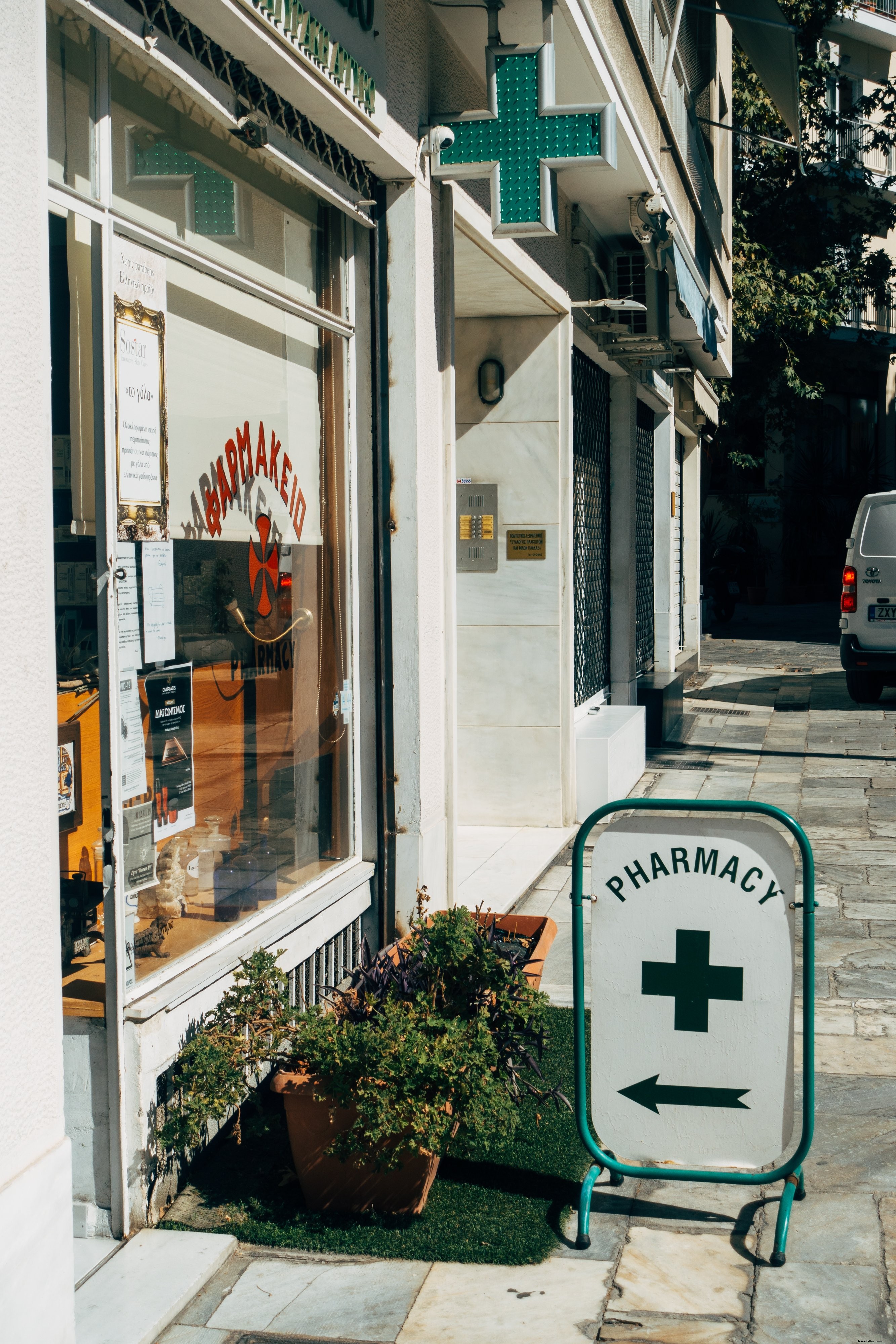 Foto de la entrada de la calle a una farmacia