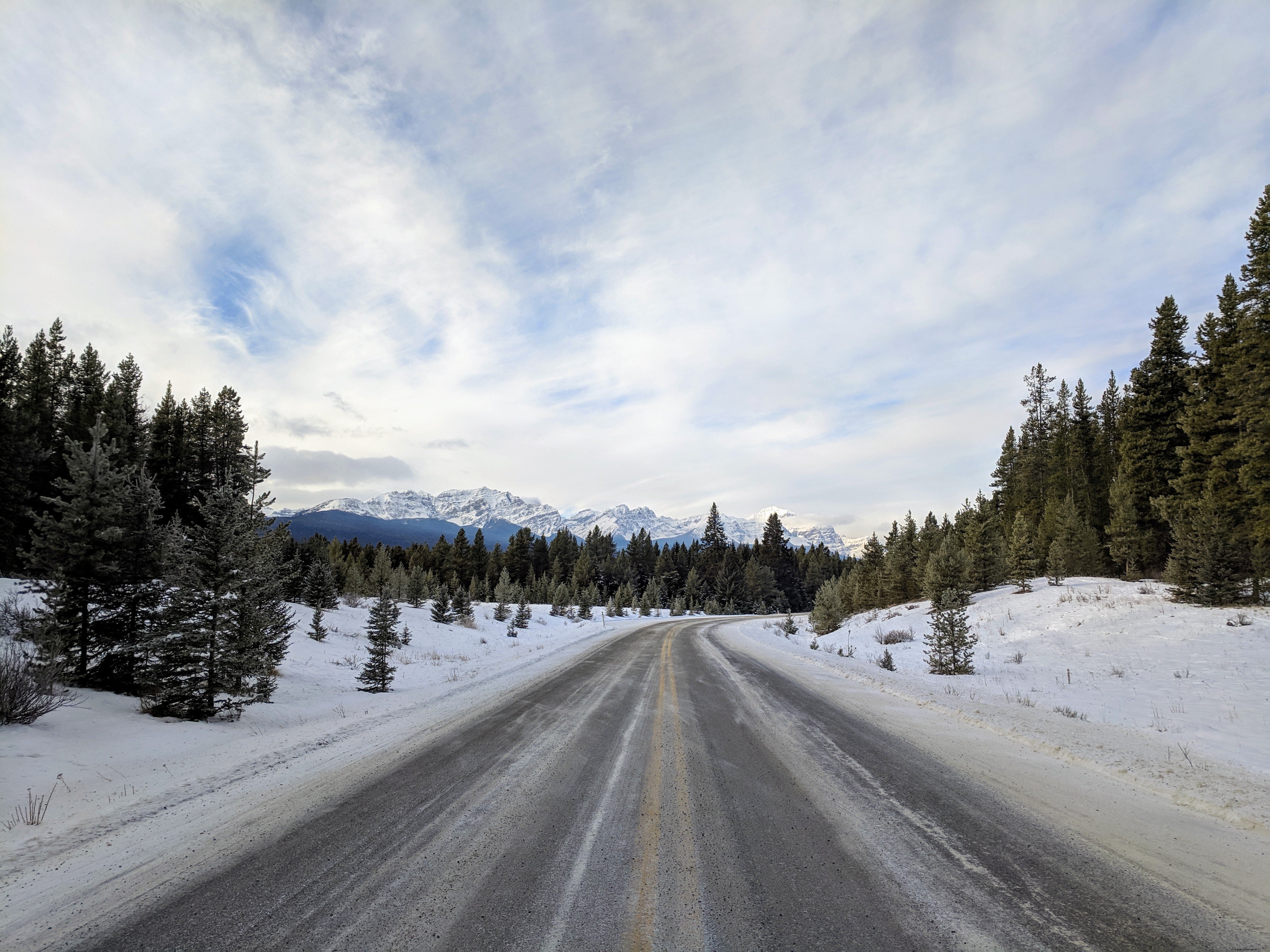 Uma estrada vazia em uma foto de dia de inverno