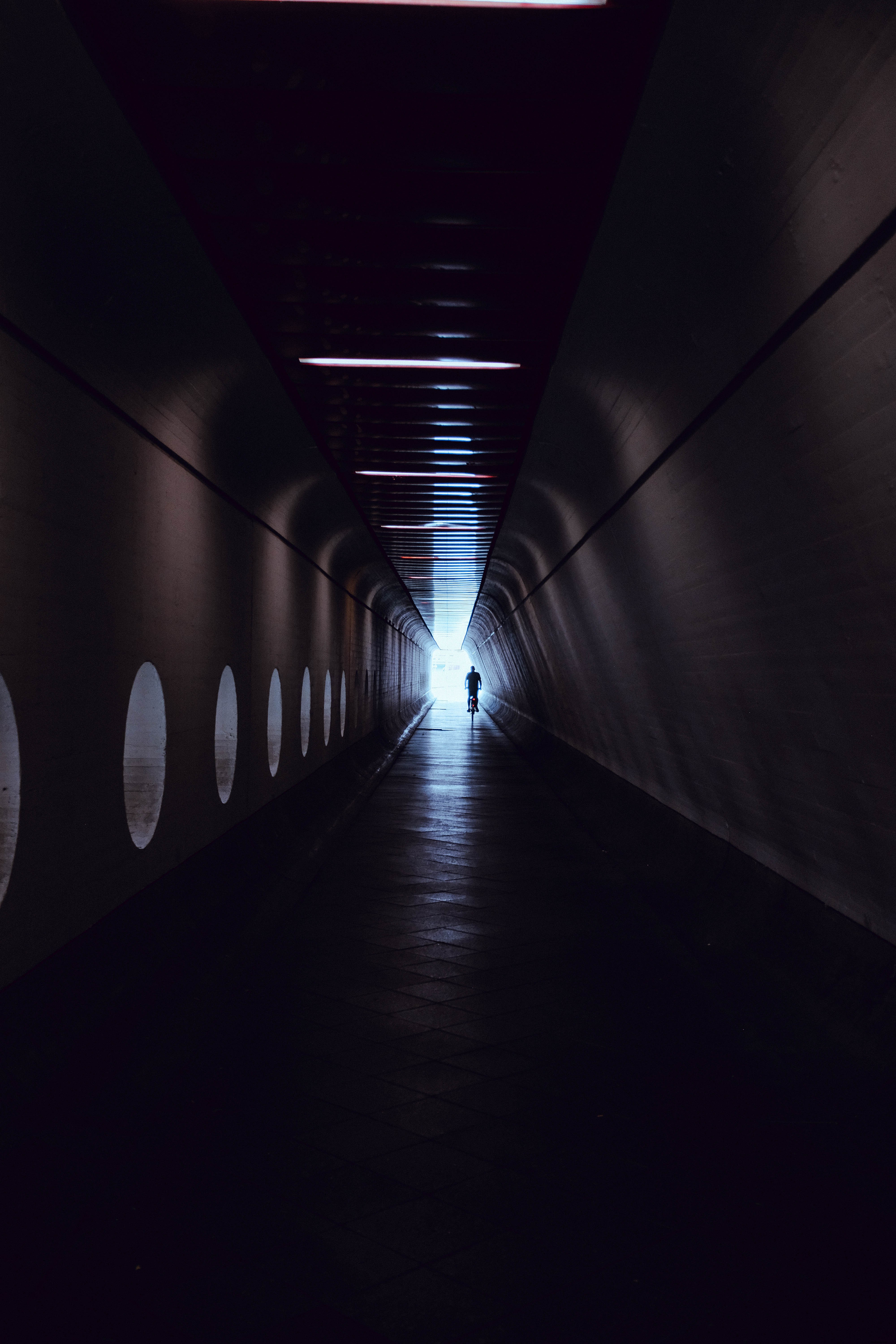 Un hombre monta una bicicleta a través de una foto de túnel