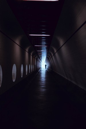 Un uomo va in bicicletta attraverso un tunnel foto