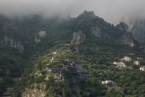 Foto de montanhas enevoadas com edifícios