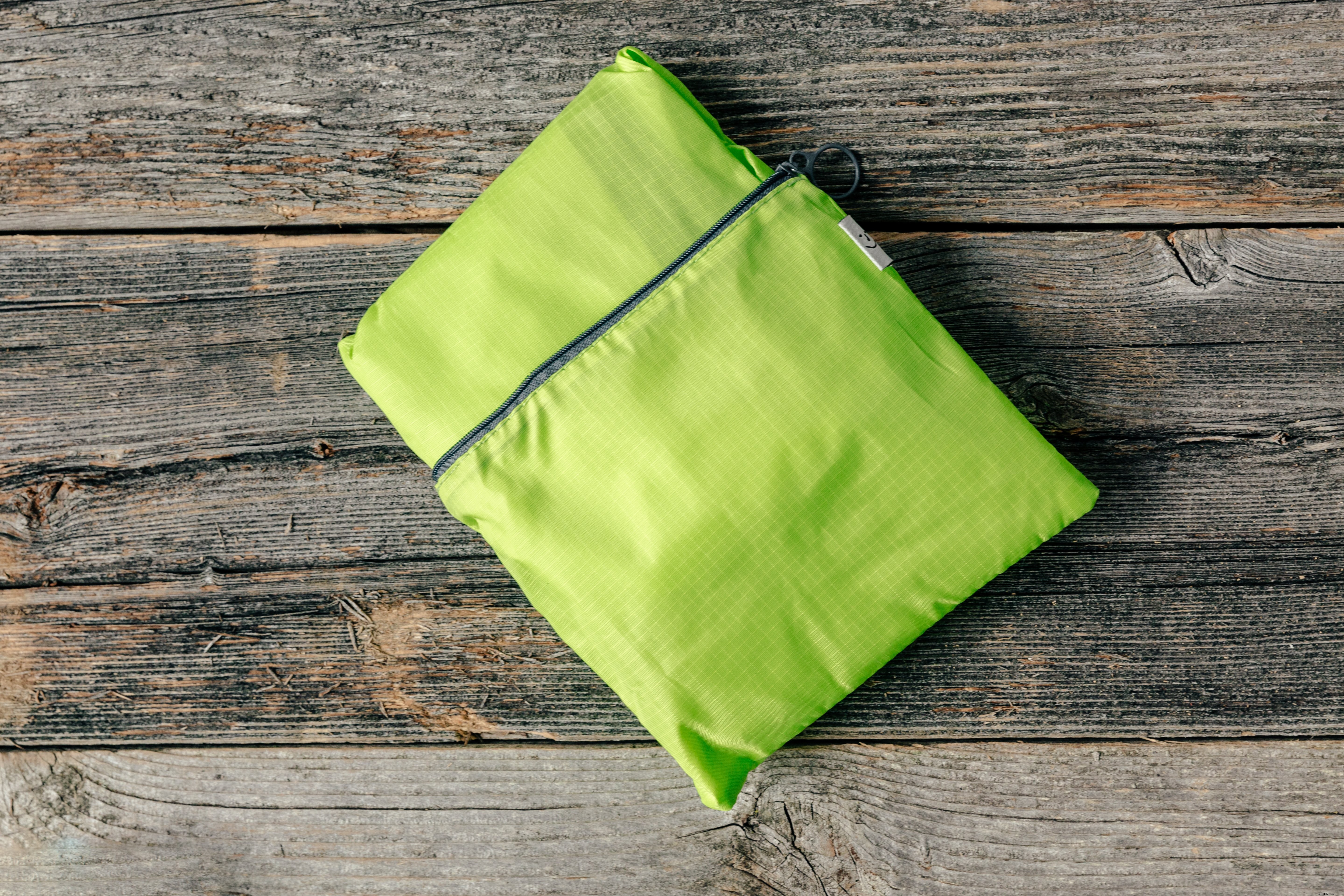 Foto de mochila verde à prova d água de produto para camping