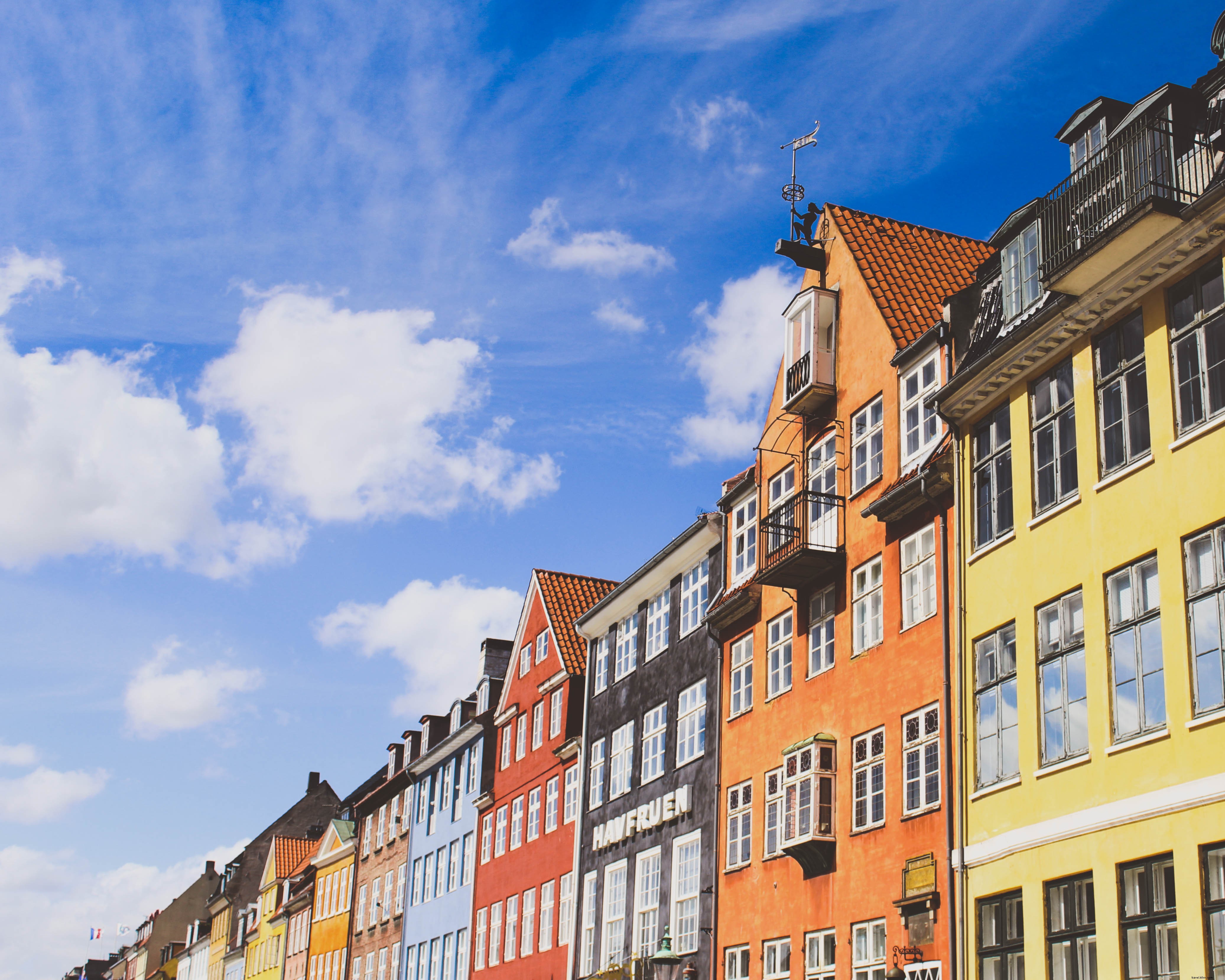 Foto de fileira de edifícios coloridos em um dia de sol