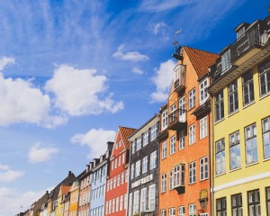 Fila di edifici colorati in una giornata di sole foto