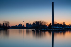 Foto do horizonte de Toronto ao pôr do sol refletindo na orla